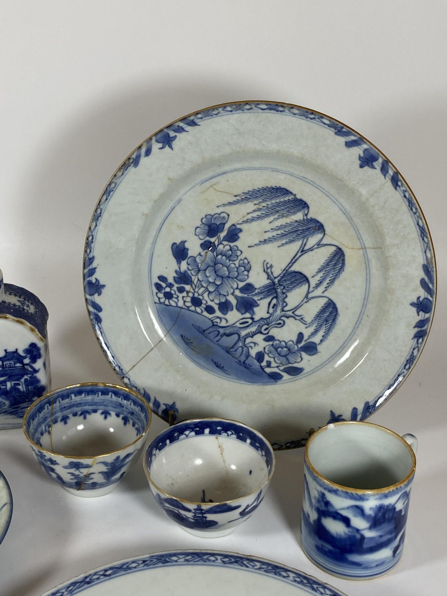 A COLLECTION OF 18TH CENTURY AND LATER CHINESE BLUE AND WHITE PORCELAIN - TEA CADDY, PAIR OF PLATES, - Image 2 of 7