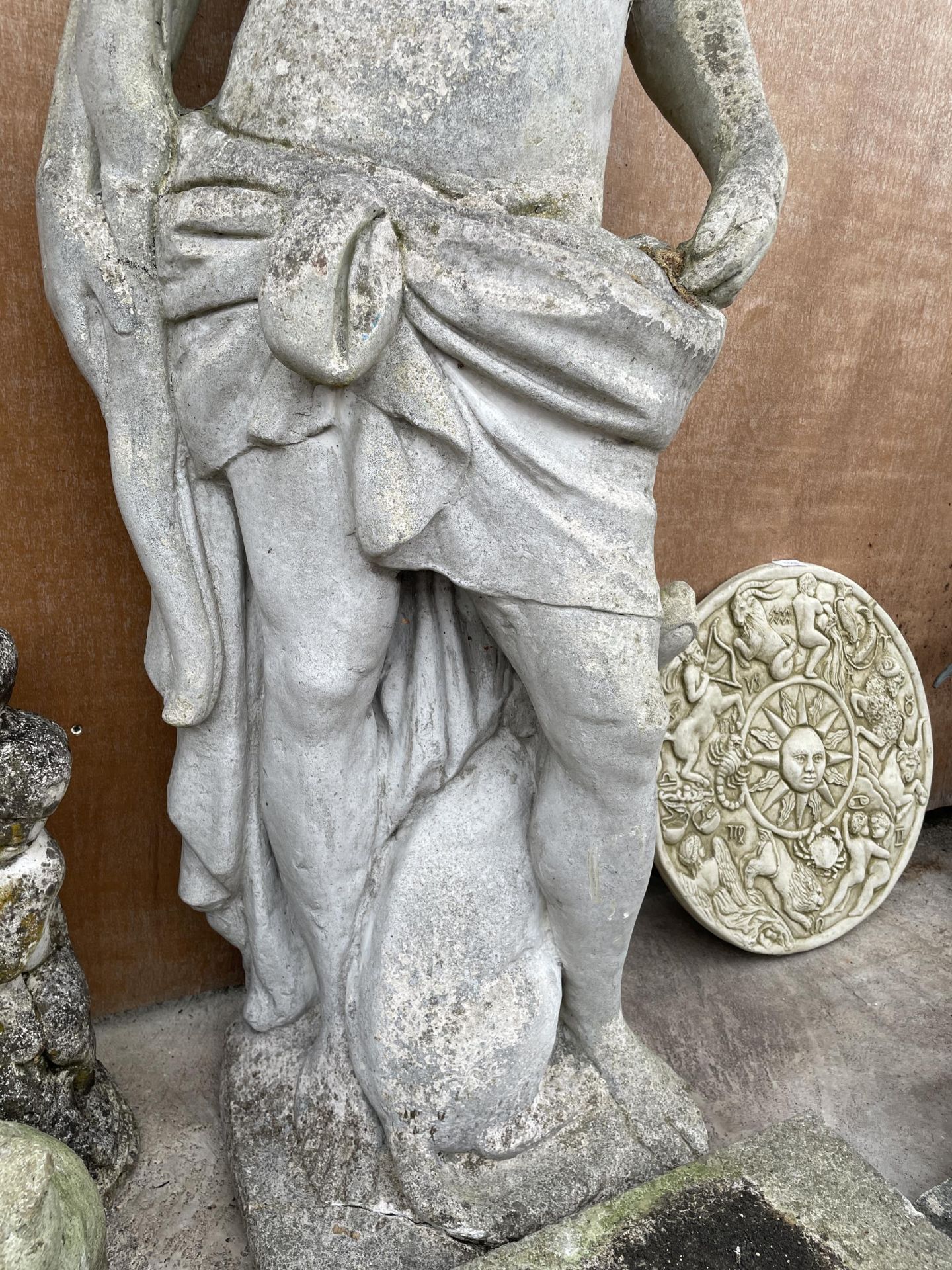 A LARGE RECONSTITUTED STONE CHERUB GARDEN FIGURE WITH PLINTH BASE (H:147CM WITH PLINTH) (A/F) - Image 3 of 6