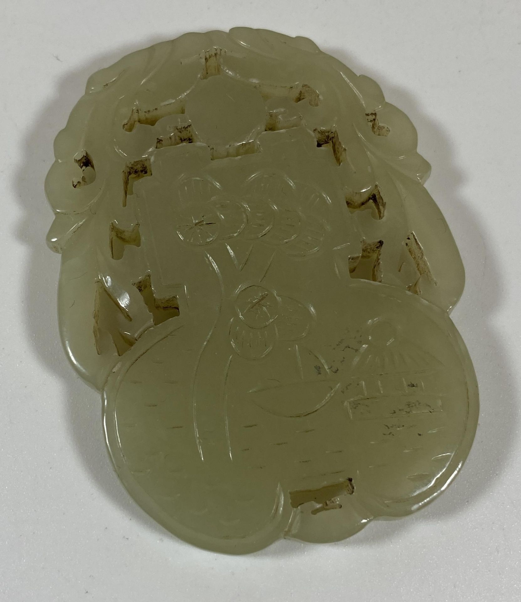 A CHINESE JADEITE JADE STYLE CARVED PENDANT PLAQUE, LENGTH 6CM