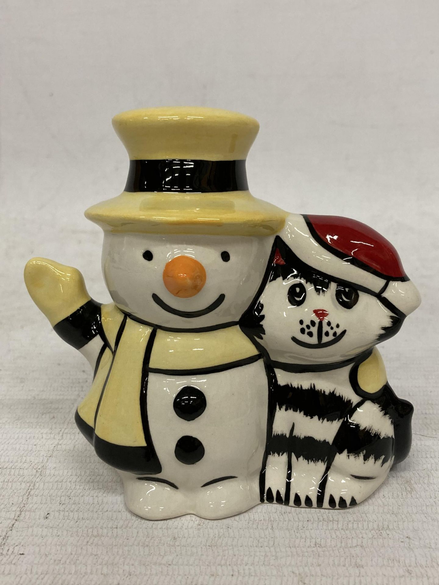 A LORNA BAILEY HAND PAINTED AND SIGNED SNOWMAN CAT