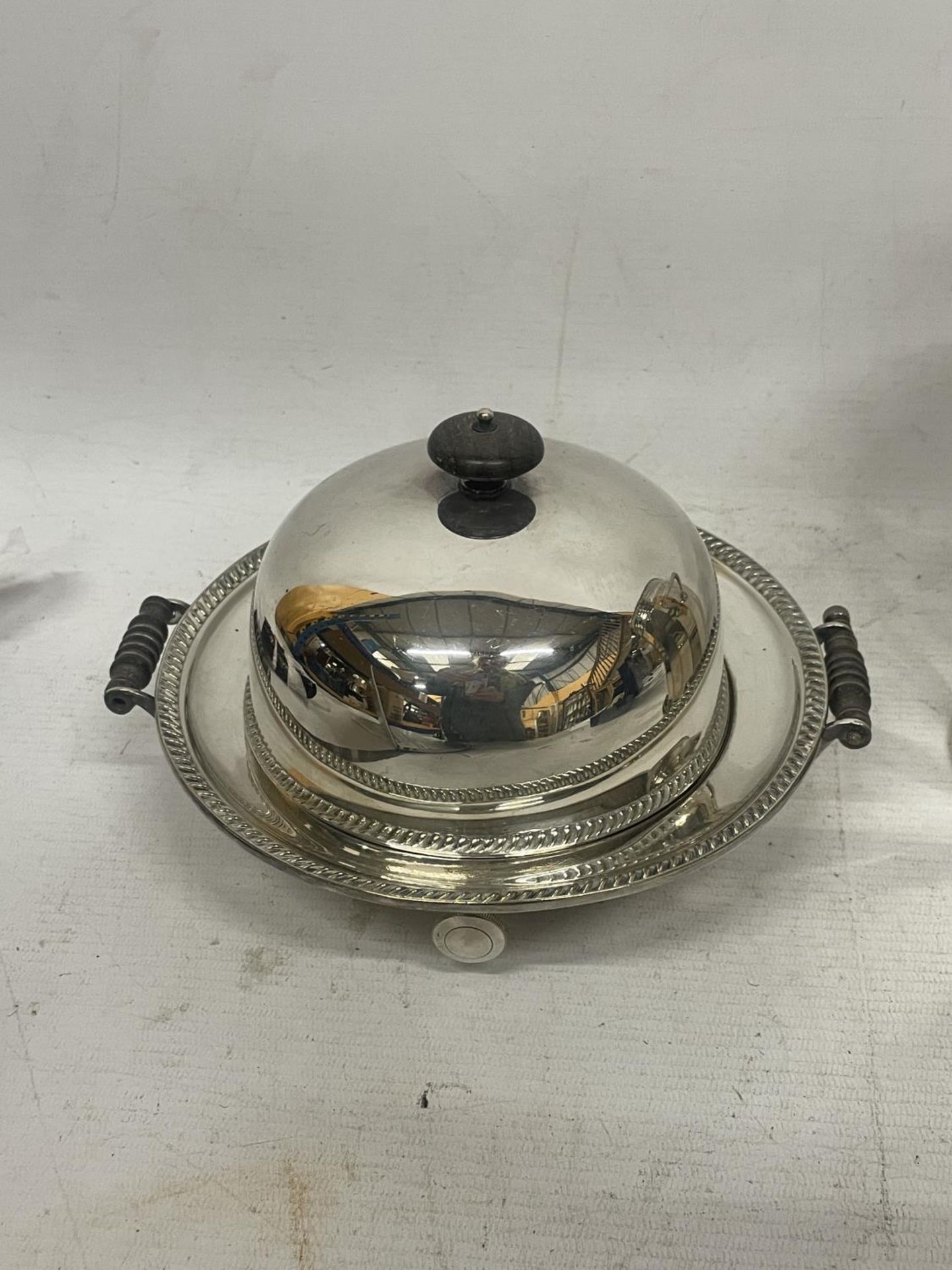 A HARRISON AND HOWSON SILVER PLATED LIDDED DISH WITH WARMER AND AN ALEX CLARK MFC & CO WELBECK - Bild 2 aus 8