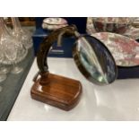 A TABLE TOP MAGNIFYING GLASS ON A WOODEN PLINTH, HEIGHT 18CM