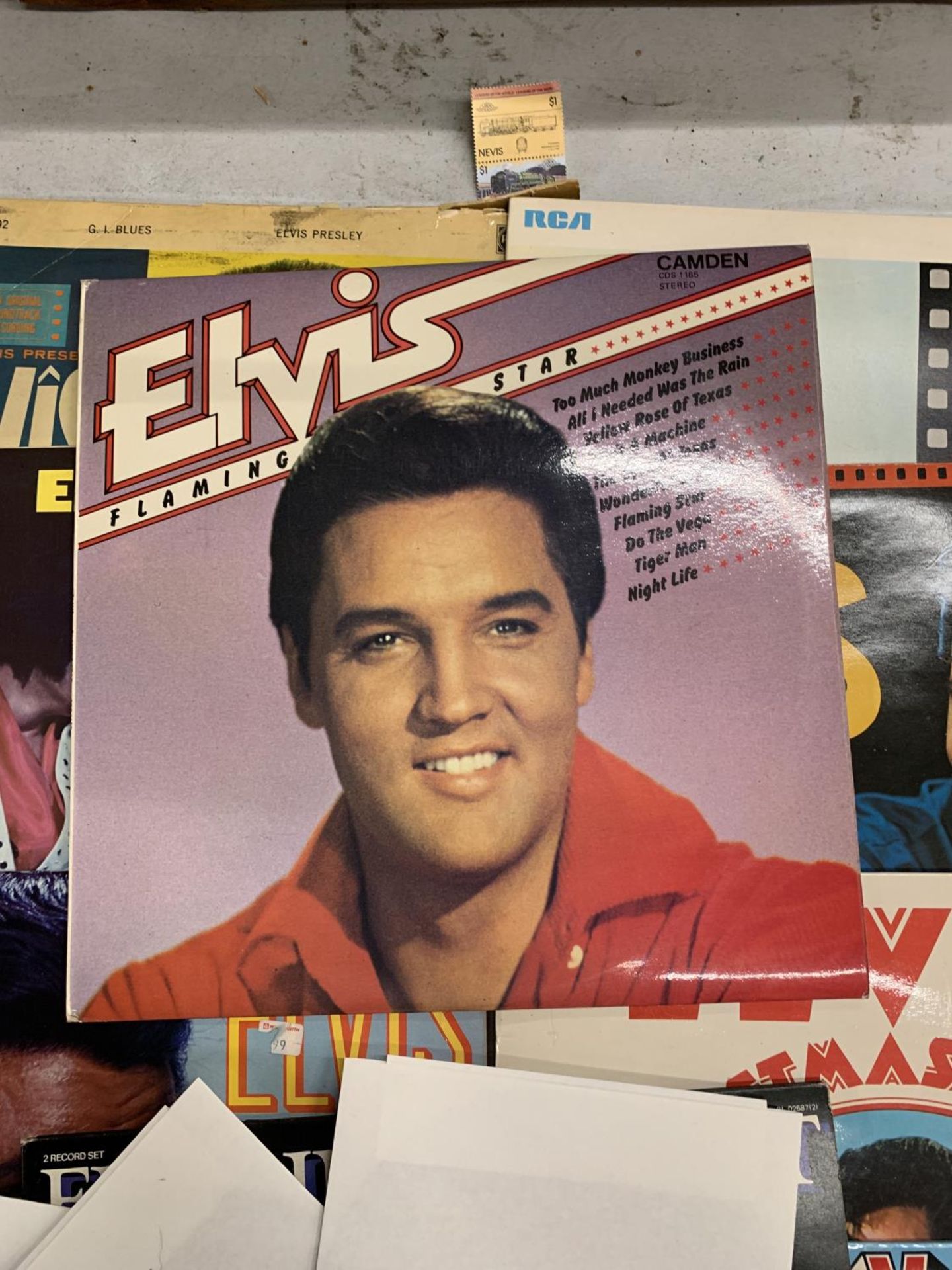 A LARGE COLLECTION OF ELVIS PRESLEY LPS AND SINGLES ON VINYL - Image 2 of 3