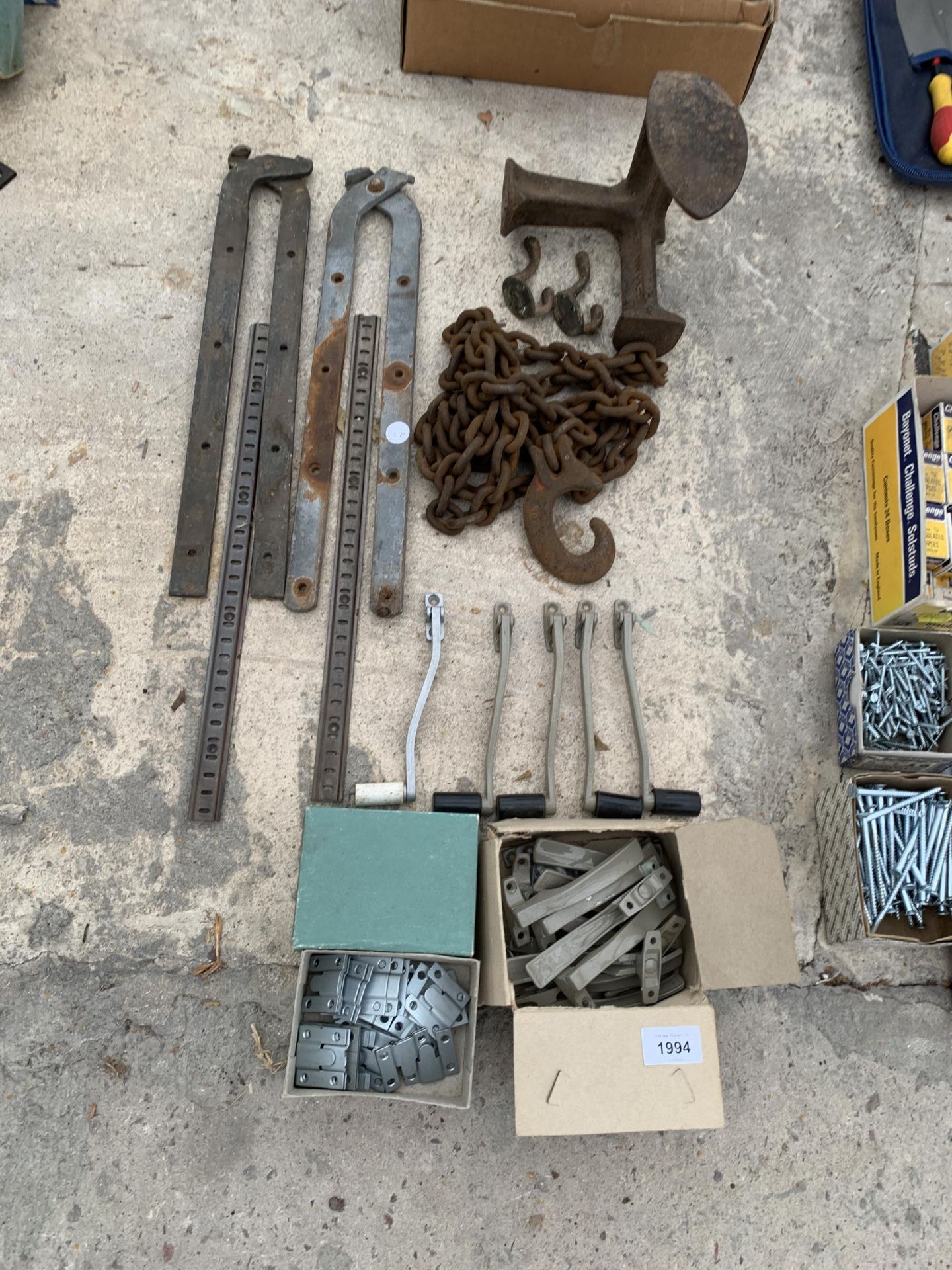 AN ASSORTMENT OF ITEMS TO INCLUDE A COBBLERS LAST, A LIFTING CHAIN AND WINDOW CATCHES ETC