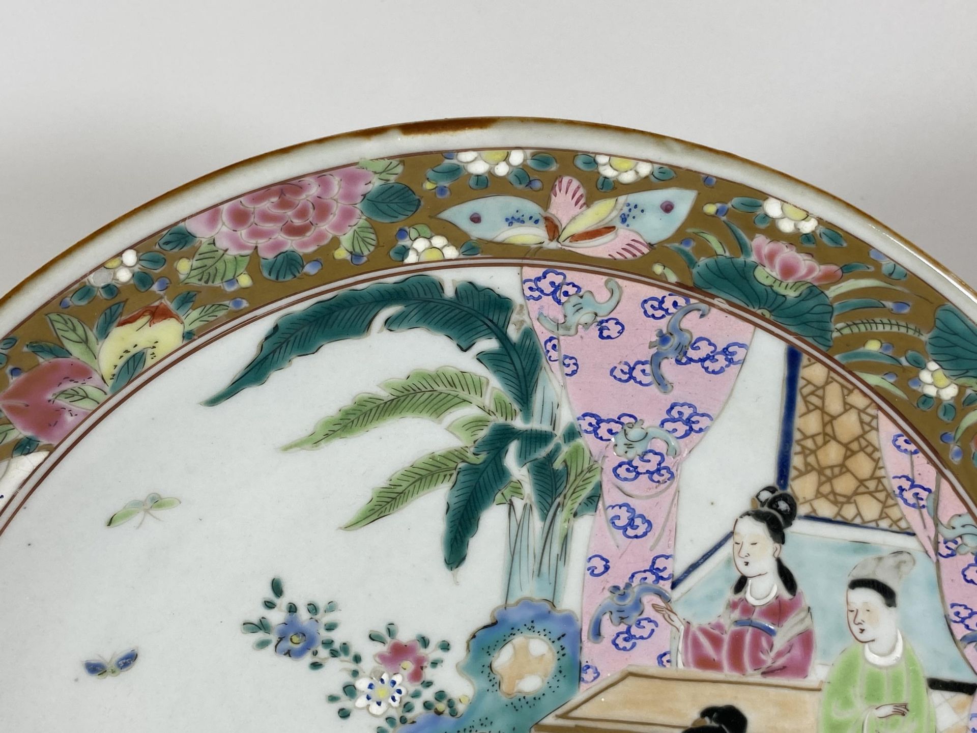 A LARGE CHINESE FAMILLE ROSE PORCELAIN CHARGER WITH FIGURAL DESIGN, SIGNED TO BASE, DIAMETER 31CM - Image 3 of 7