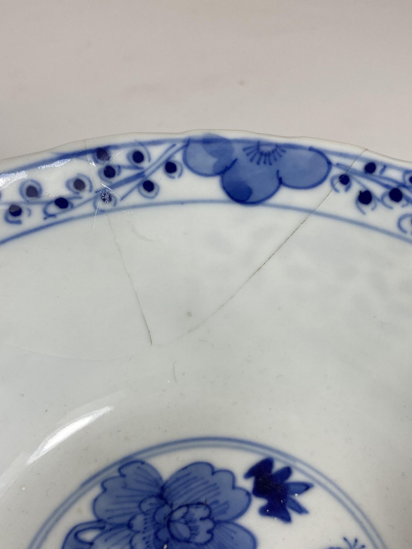 A 19TH CENTURY CHINESE KANGXI REVIVAL BLUE AND WHITE PORCELAIN BOWL, FOUR CHARACTER, DOUBLE RING - Image 4 of 8