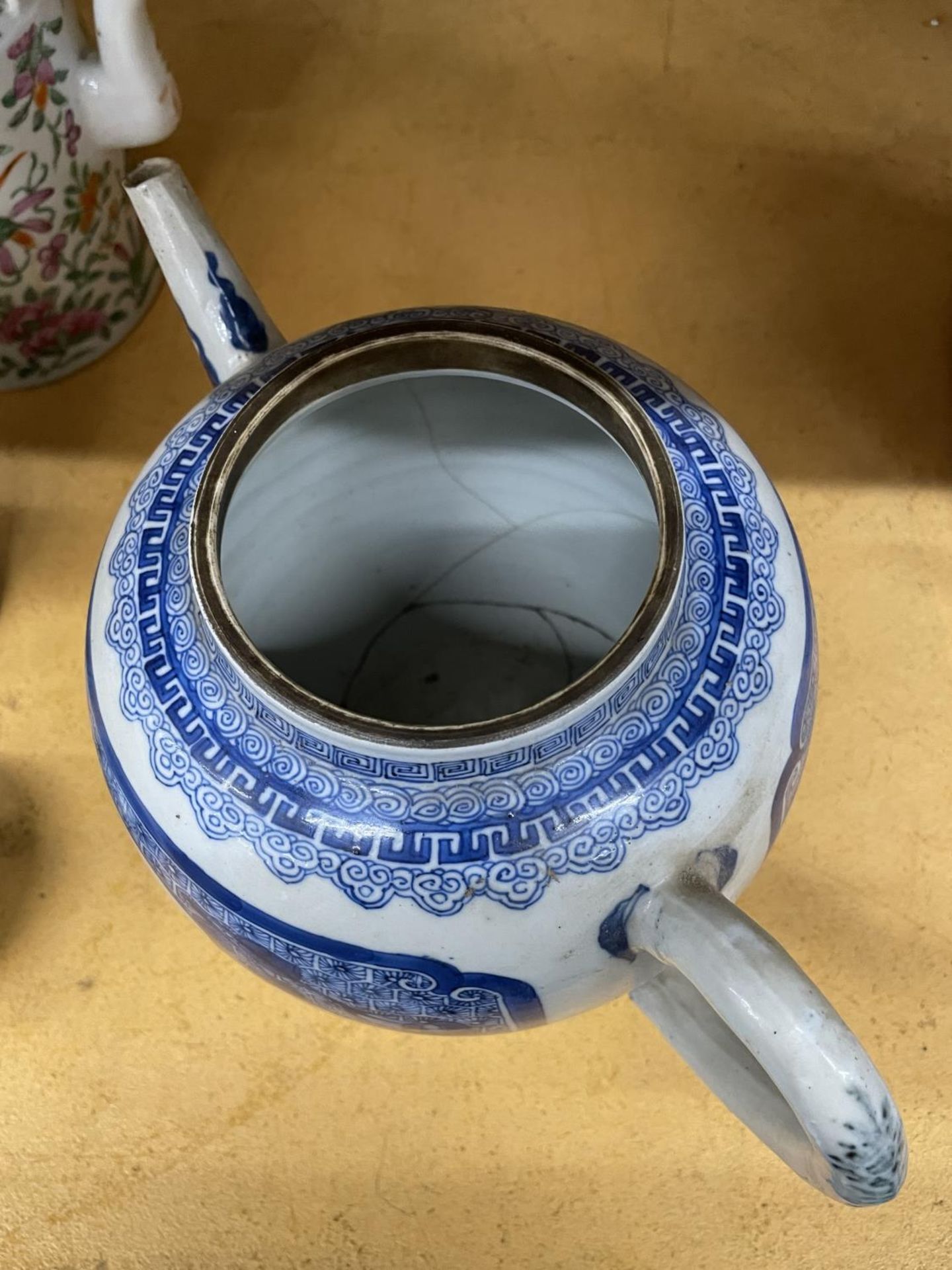 AN EARLY 19TH CENTURY CHINESE KANGXI STYLE BLUE AND WHITE PORCELAIN OVERSIZED TEAPOT, UNMARKED TO - Image 4 of 5