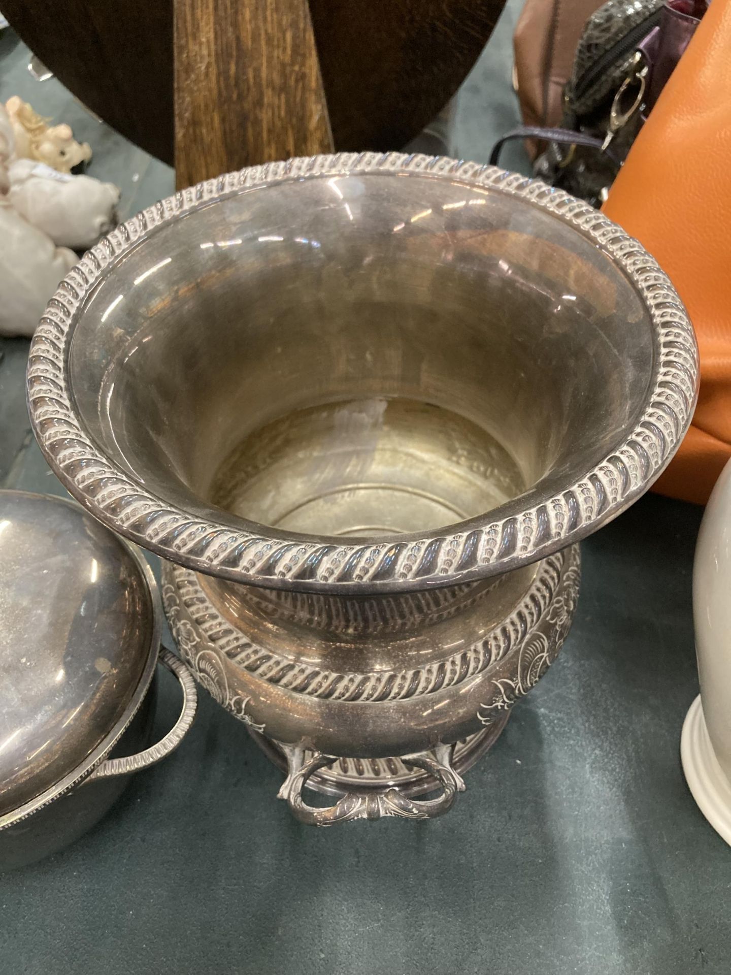 A SILVER PLATED CHAMPAGNE COOLER AND A LIDDED ICE BUCKET - Image 2 of 4