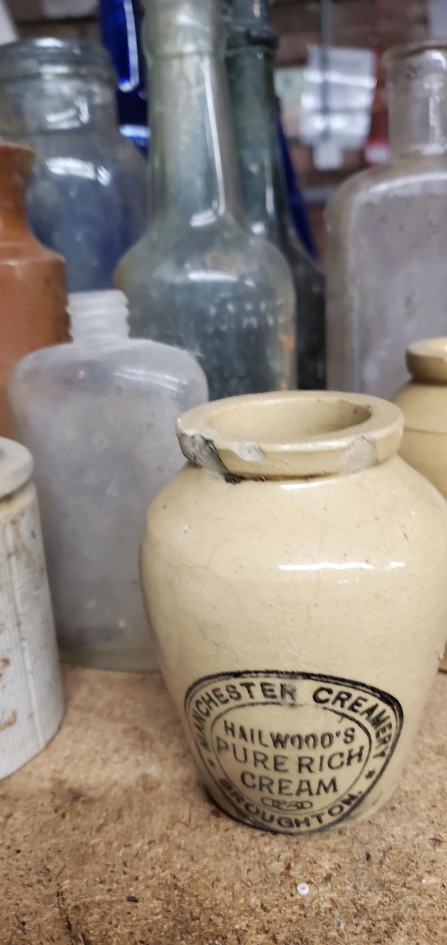 A COLLECTION OF VINTAGE GLASS AND CERAMIC BOTTLES - Image 4 of 4