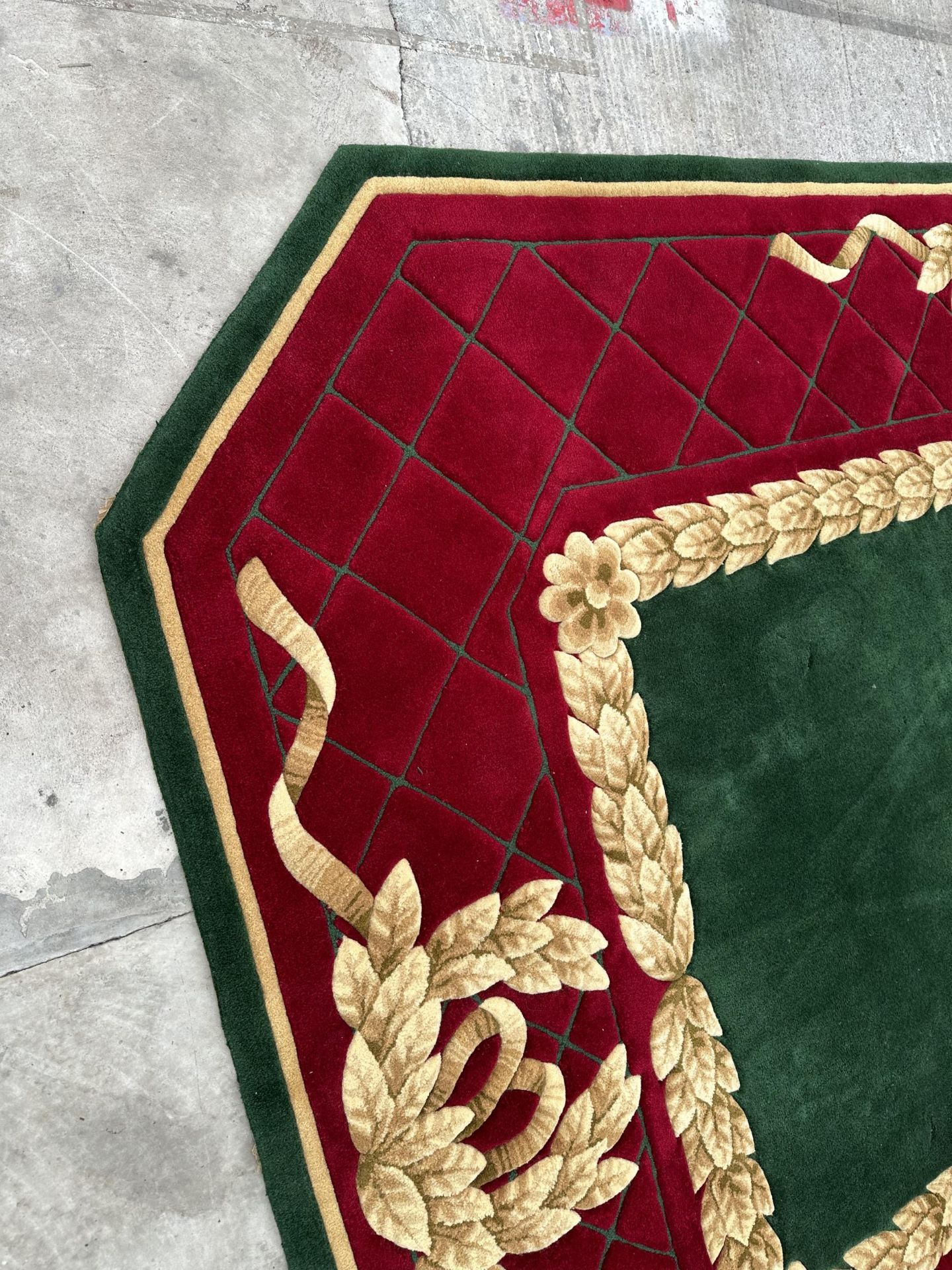 A LARGE OCTAGONAL GREEN, RED AND GOLD 200 OUNCE PURE WOOL RUG, - 423 CM X 271 CM (COST £5000 FROM - Bild 2 aus 10