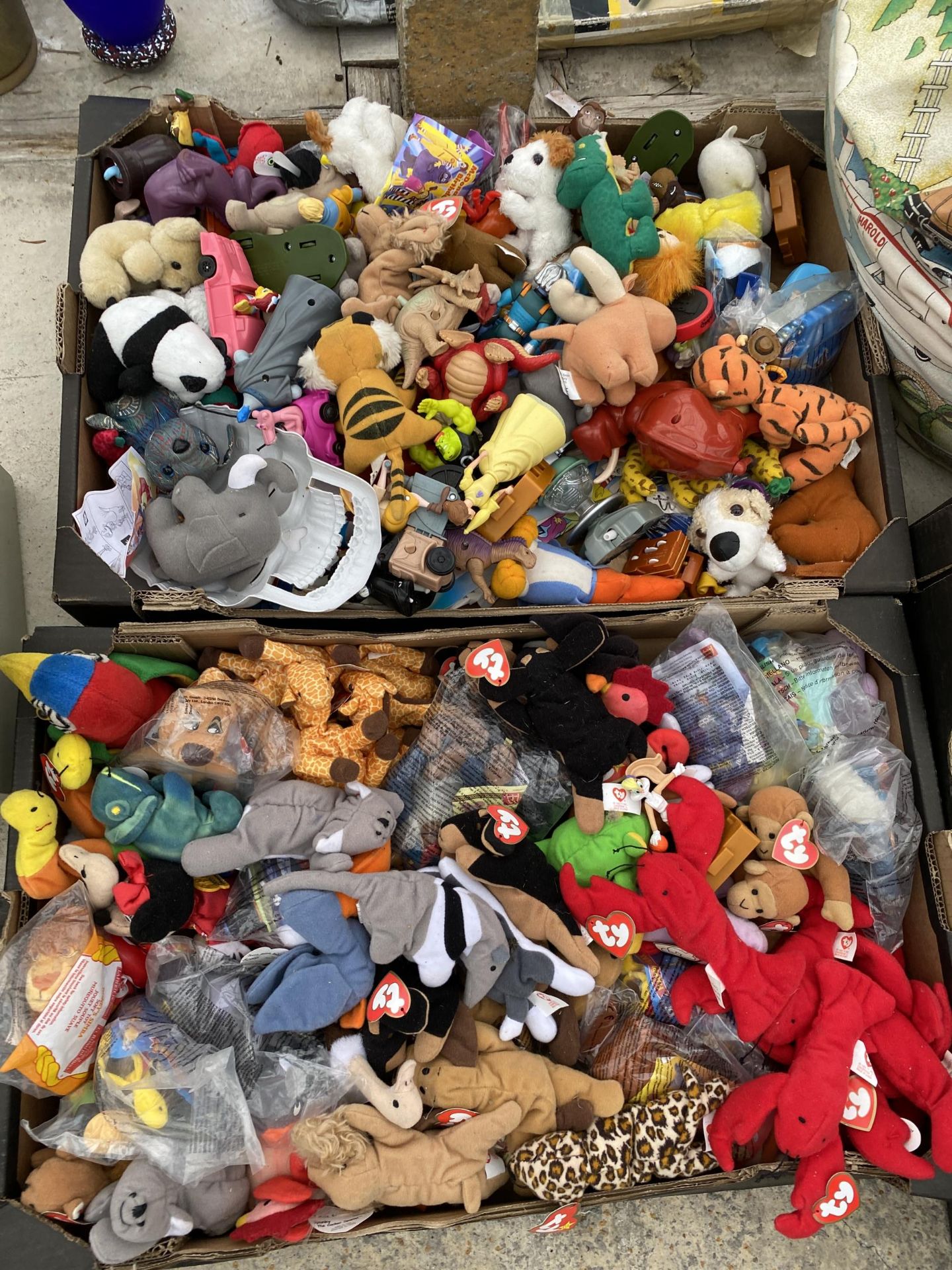 A LARGE ASSORTMENT OF TY BEANIE BABIES AND MACDONALDS TOYS ETC - Bild 2 aus 3