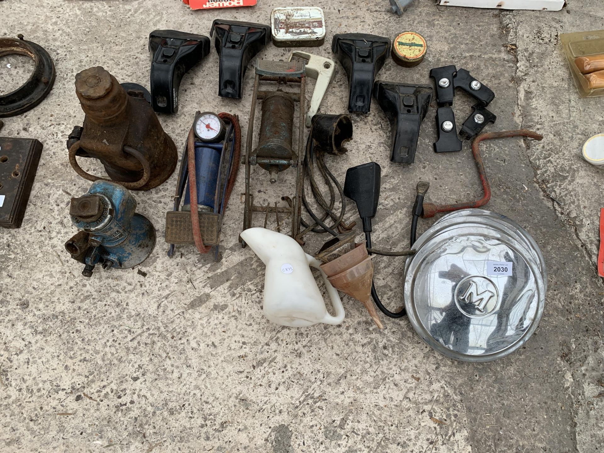 AN ASSORTMENT OF ITEMS TO INCLUDE HUB CAPS, BOTTLE JACKS AND FOOT PUMPS ETC