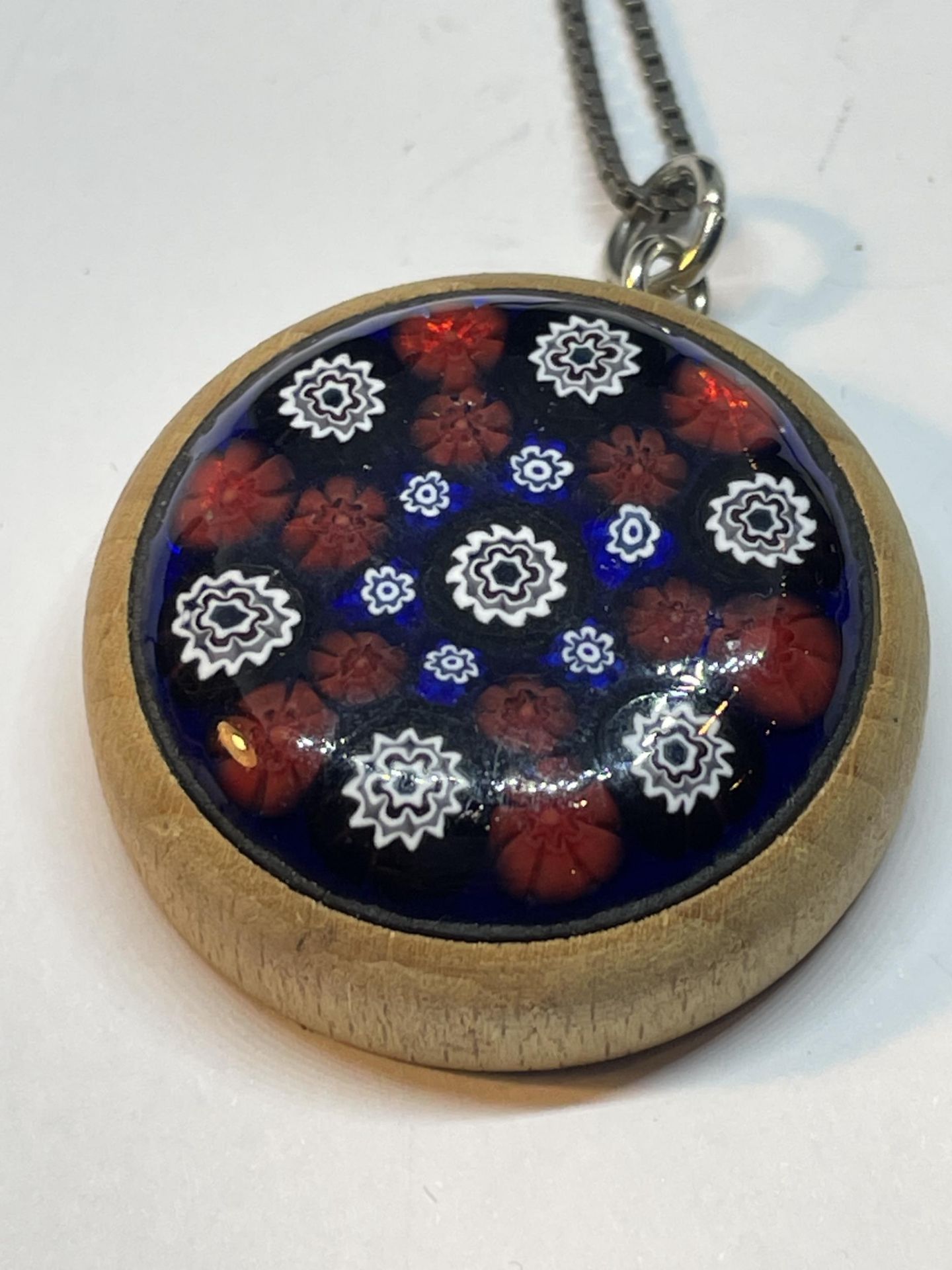 A SILVER NECKLACE WITH AN EDEN PROJECT MURANO GLASS PENDANT - Bild 2 aus 3