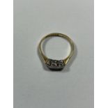 AN 18 CARAT GOLD RING WITH THREE IN LINE DIAMONDS SIZE J/K