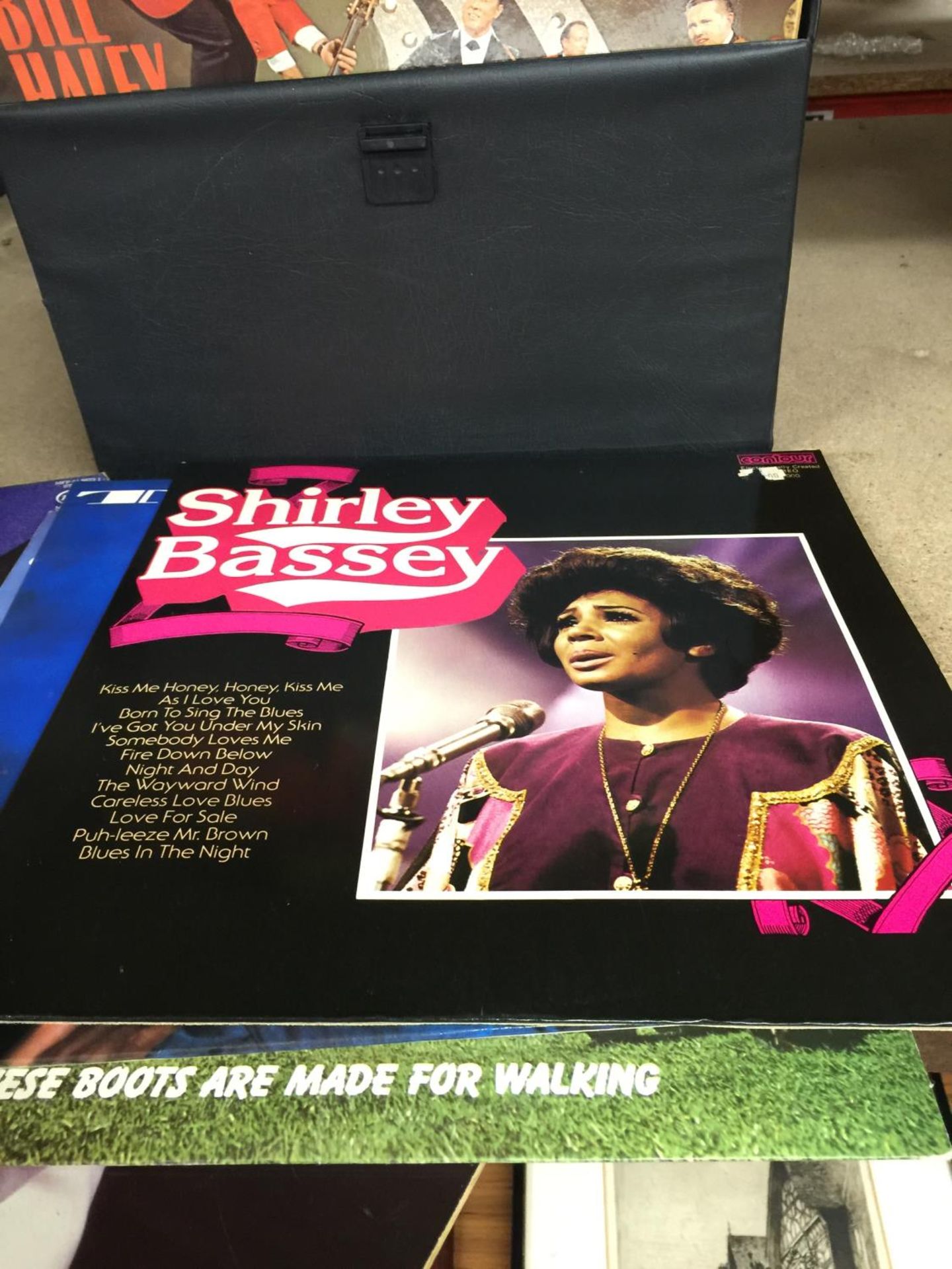 A COLLECTION OF VINYL LP RECORDS TO INCLUDE SHIRLEY BASSEY, BILL HALEY, COMPILATIONS, ETC - Bild 3 aus 3