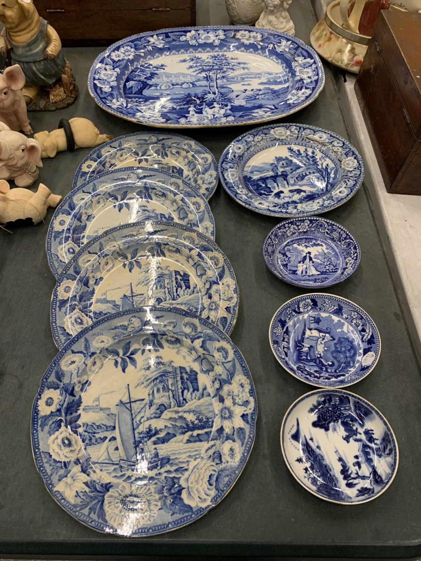 A QUANTITY OF BLUE AND WHITE POTTERY TO INCLUDE A LARGE MEAT PLATTER, 19TH CENTURY BLUE AND WHITE