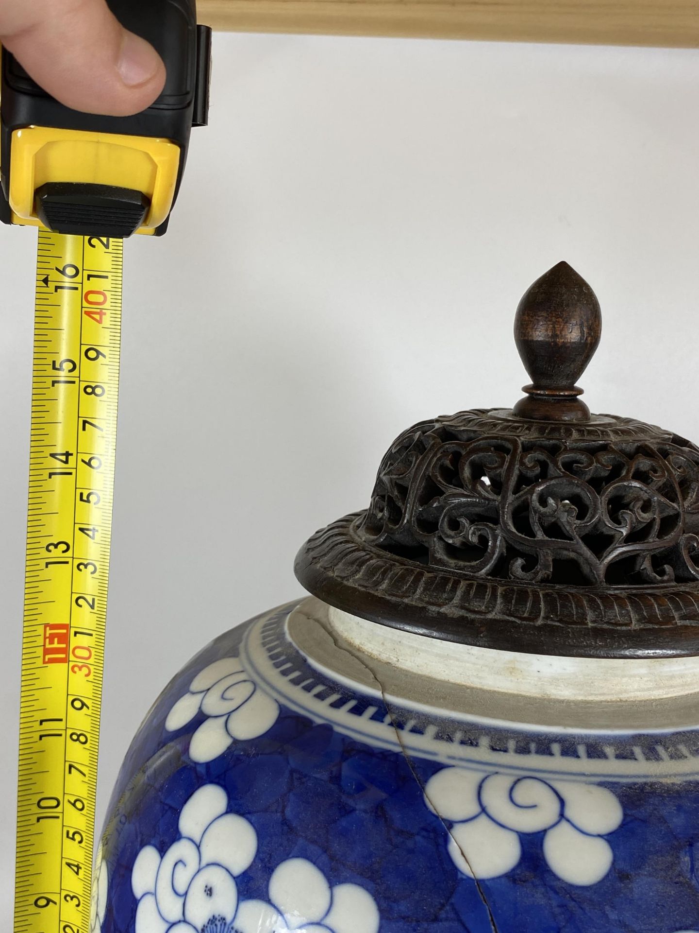 A LARGE 19TH CENTURY CHINESE BLUE AND WHITE PRUNUS BLOSSOM GINGER JAR WITH CARVED WOODEN LID, DOUBLE - Bild 16 aus 19