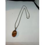 A SILVER NECKLACE WITH AMBER PENDANT