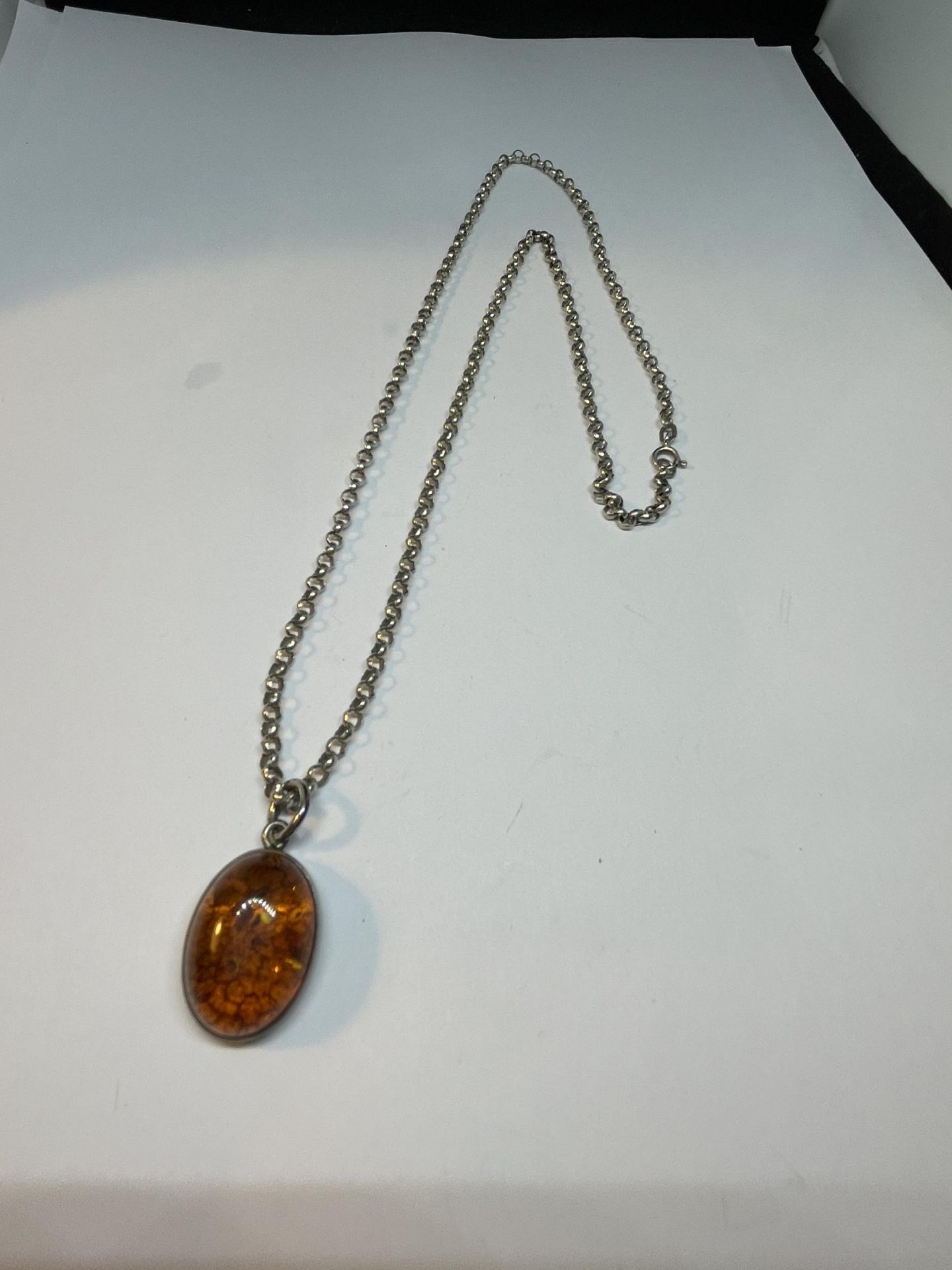 A SILVER NECKLACE WITH AMBER PENDANT