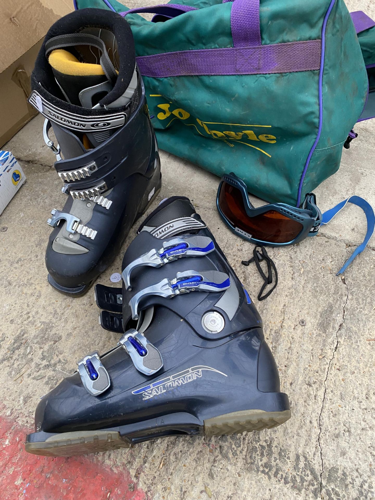 A PAIR OF SKI BOOTS AND A CARRY BAG - Image 3 of 4