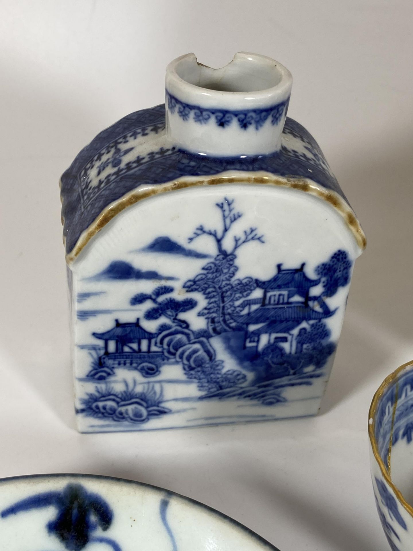 A COLLECTION OF 18TH CENTURY AND LATER CHINESE BLUE AND WHITE PORCELAIN - TEA CADDY, PAIR OF PLATES, - Image 3 of 7