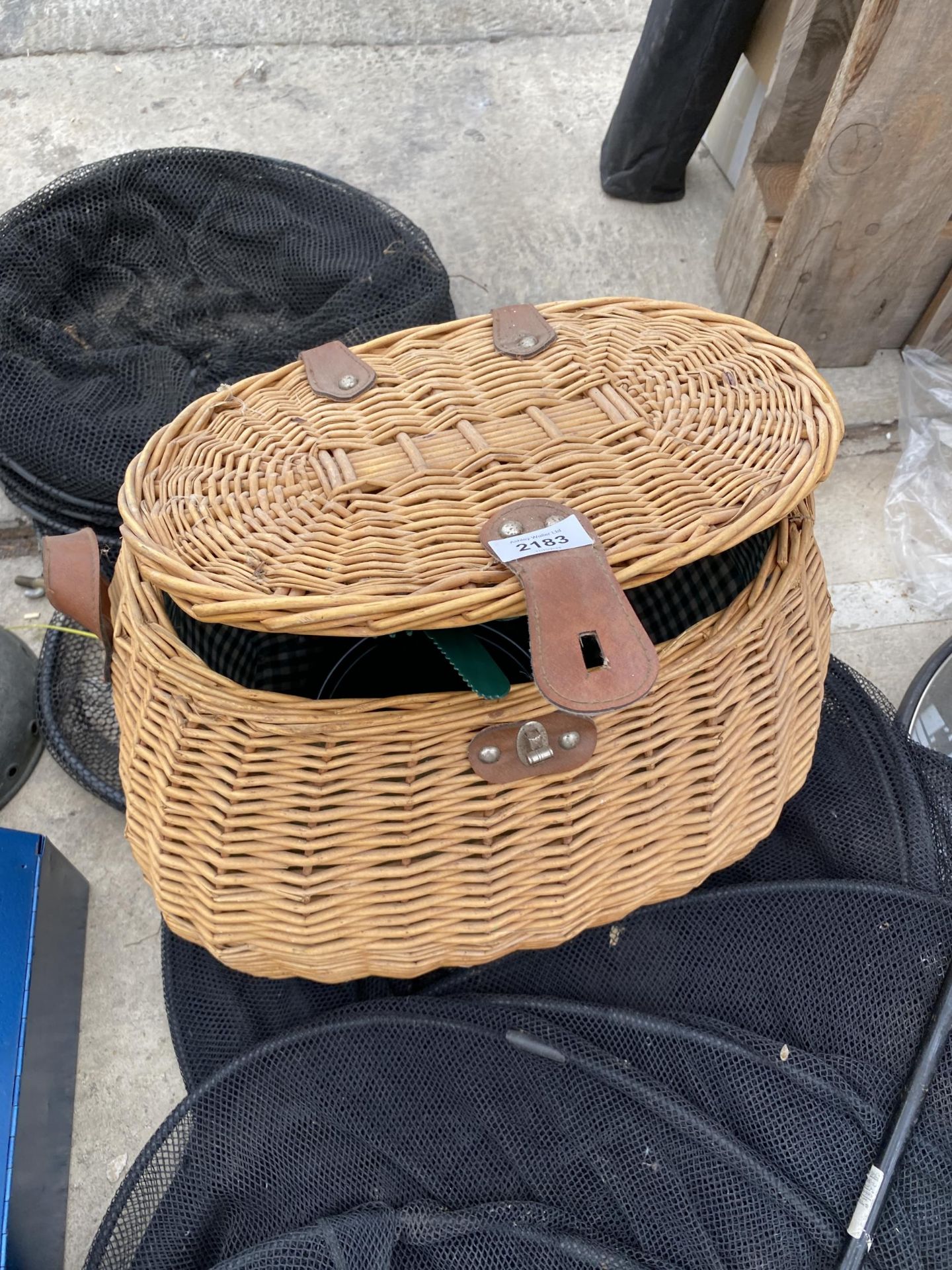 AN ASSORTMENT OF ITEMS TO INCLUDE A WICKER PICNIC BASKET, A KEEP NET AND FISHING REELS ETC - Image 5 of 5