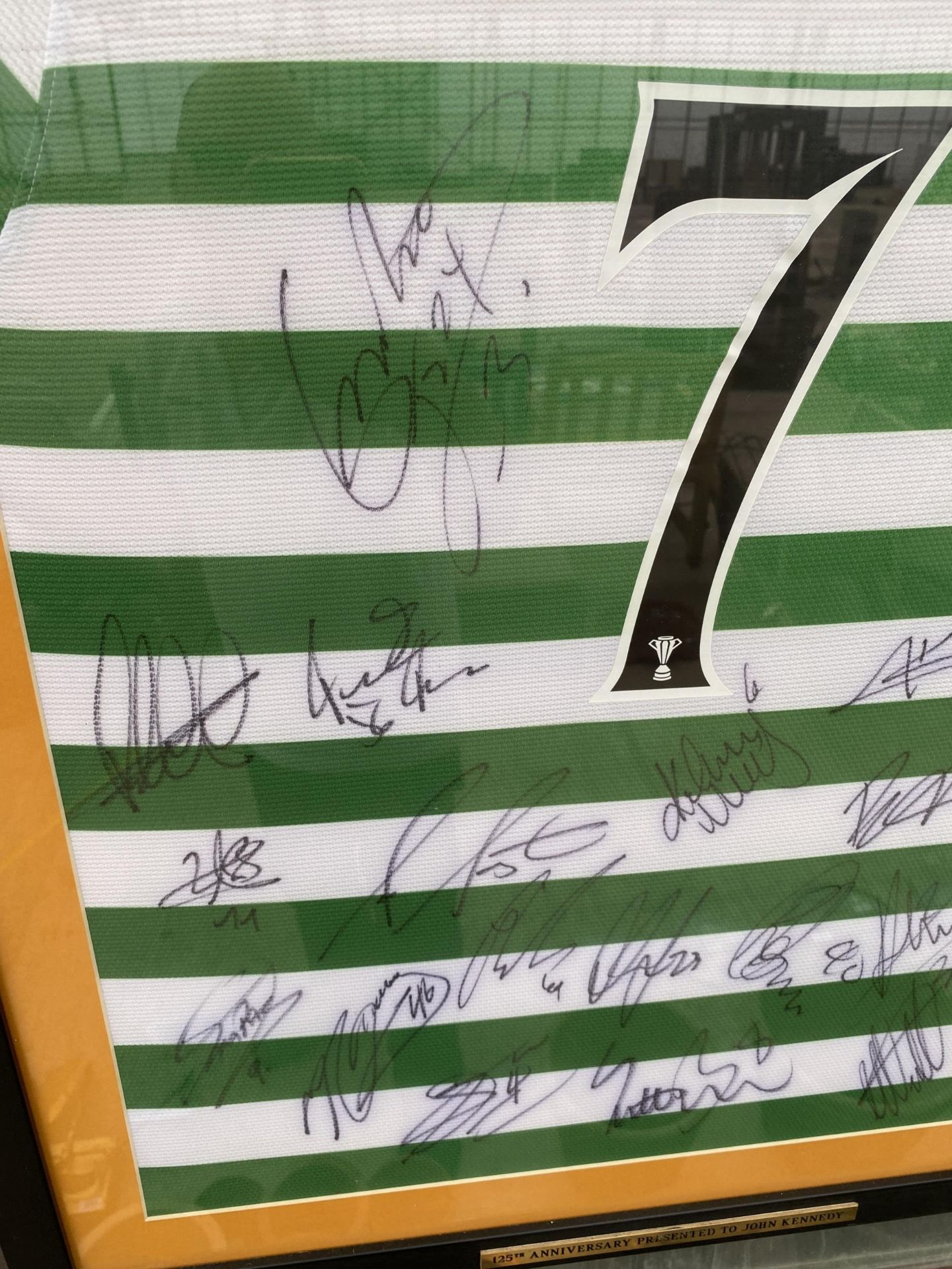 A FRAMED CELTIC FC FOOTBALL SHIRT BEARING VARIOUS AUTOGRAPHS - Image 4 of 5