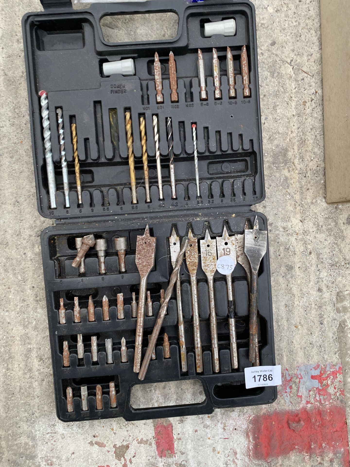 AN ASSORTMENT OF DRILL BITS AND DRILL HOLE SAWS ETC - Image 3 of 3