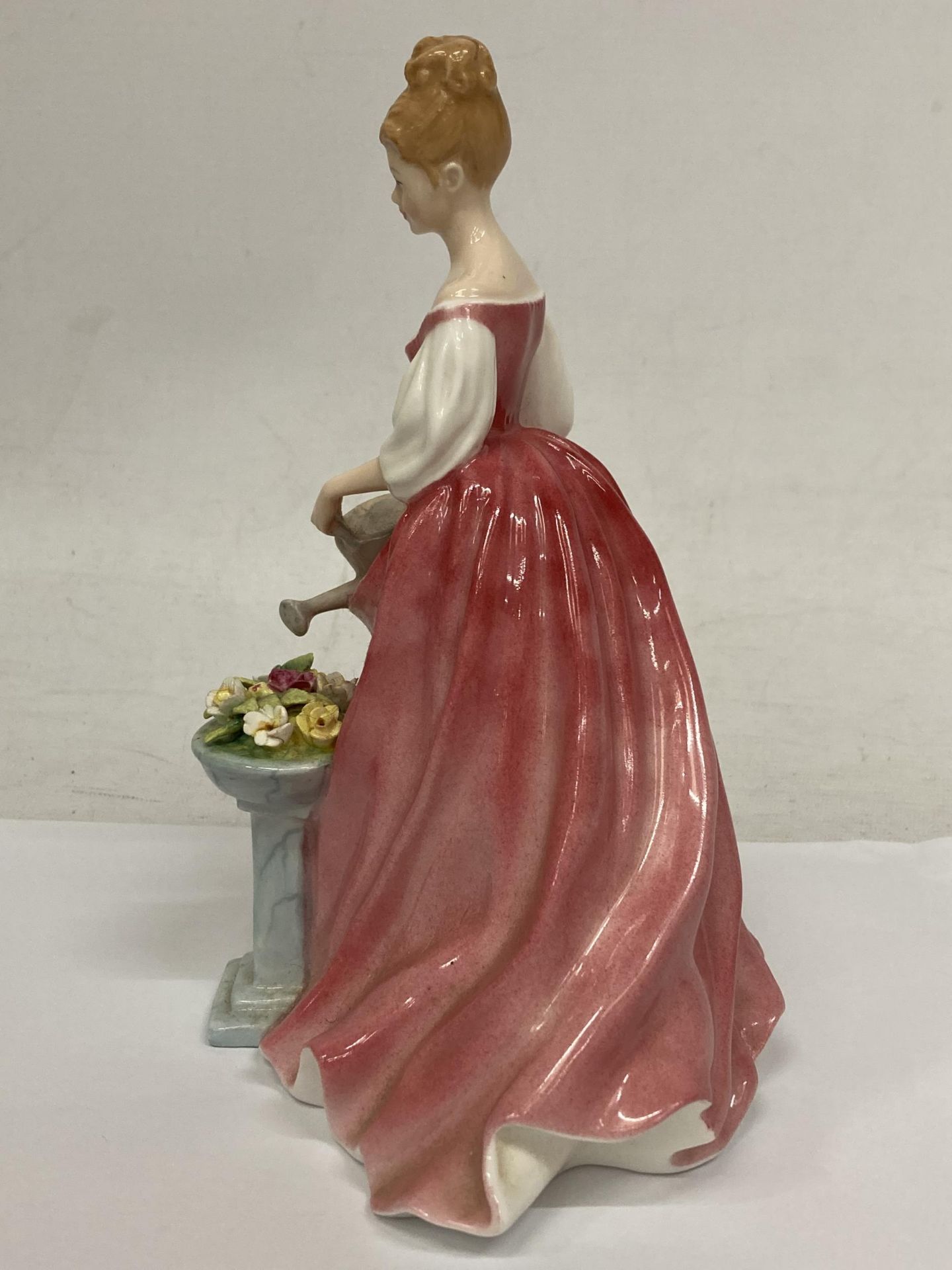 A ROYAL DOULTON FIGURINE "ALEXANDRA" HN3292 - Bild 3 aus 4