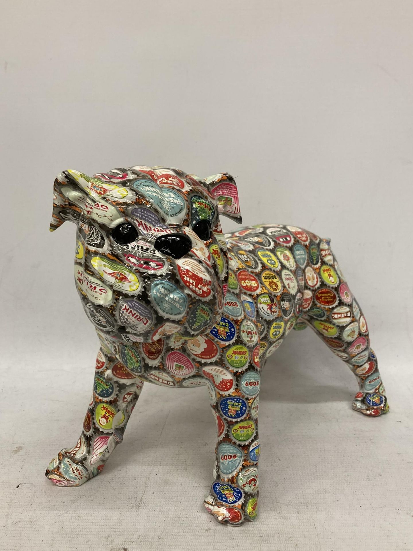 A LARGE BULLDOG WITH CONTINENTAL BOTTLE TOP DECORATION, HEIGHT 26CM, LENGTH 37CM - Bild 2 aus 4