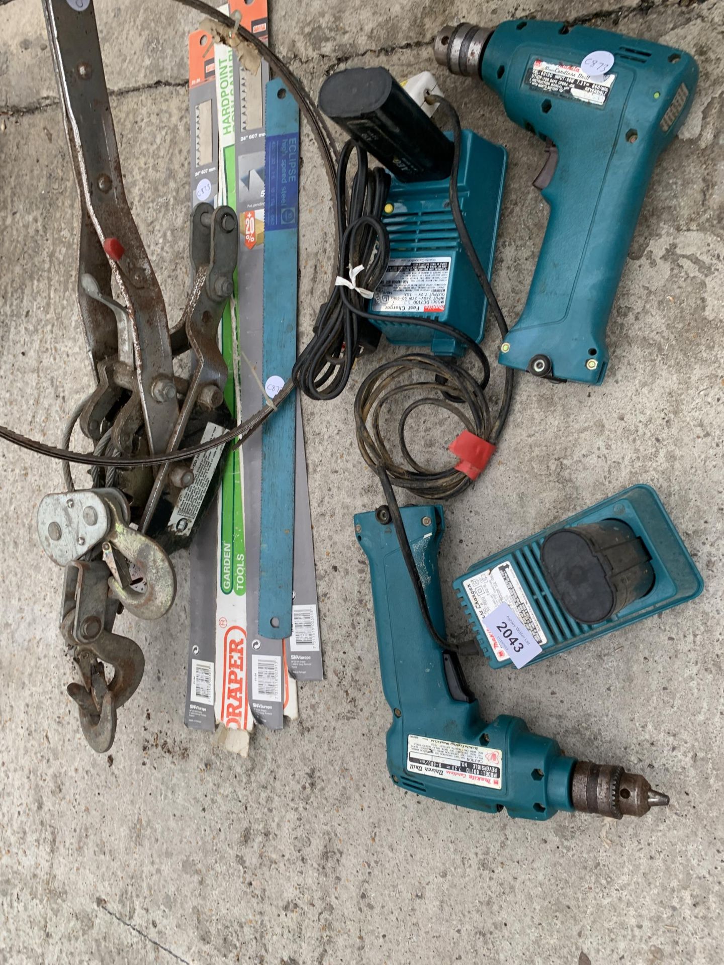 AN ASSORTMENT OF ITEMS TO INCLUDE TWO MAKITA DRILLS AND BATTERIES AND A HAND WINCH ETC - Image 2 of 2