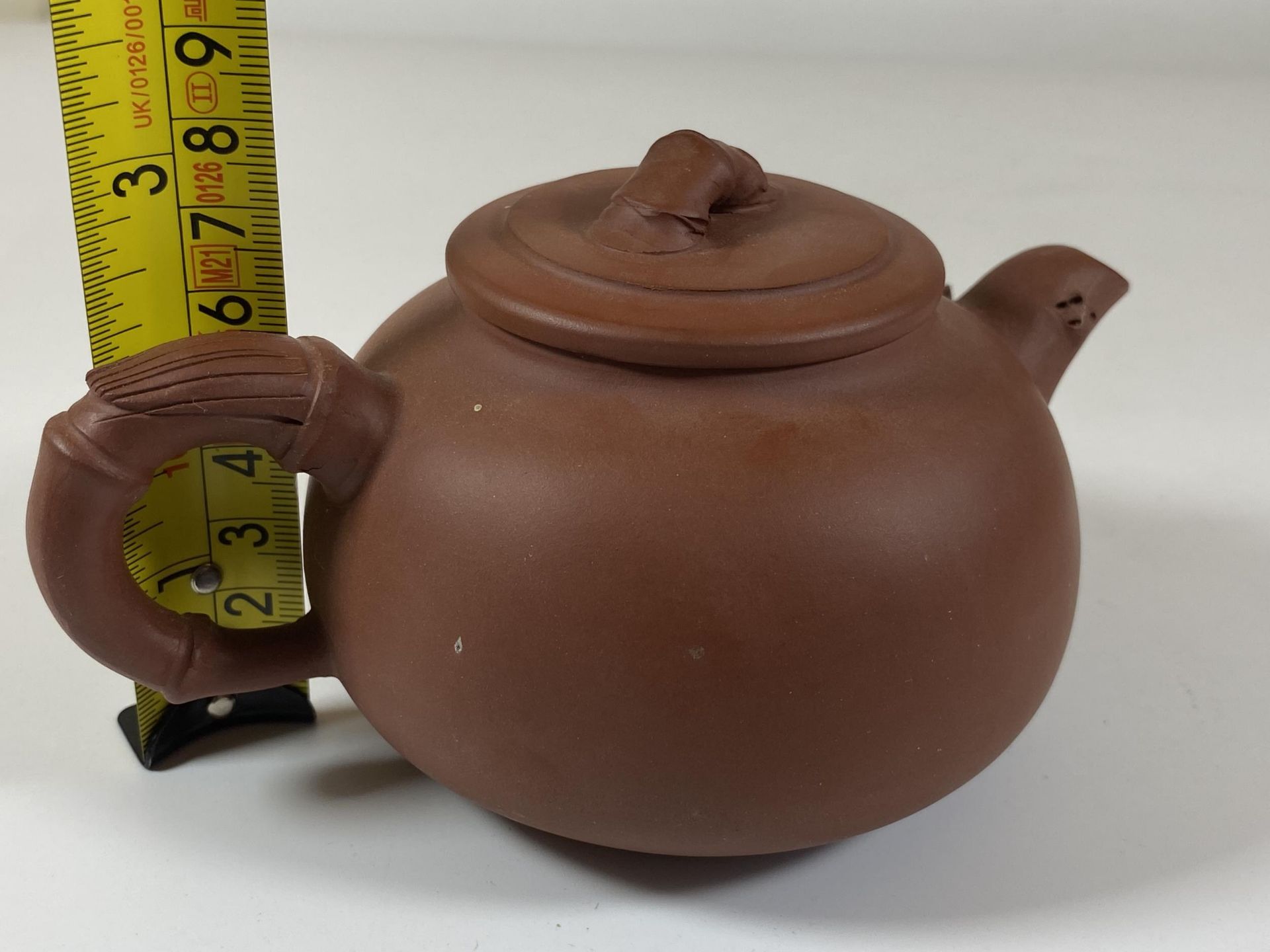 A CHINESE YIXING CLAY TEAPOT WITH FLORAL RELIEF MOULDED DESIGN, SEAL MARK TO BASE AND LID INNER, - Image 6 of 6