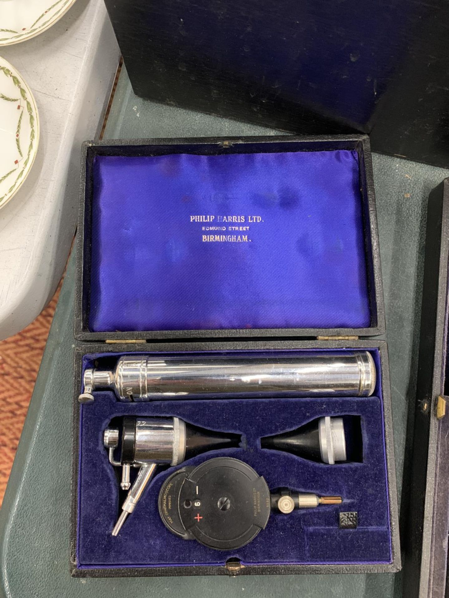 A COLLECTION OF VINTAGE OPTHALMIC INSTRUMENTS TO INCLUDE LOVIBOND PH TESTING KIT, AN OPHTHALMOSCOPE, - Image 2 of 3