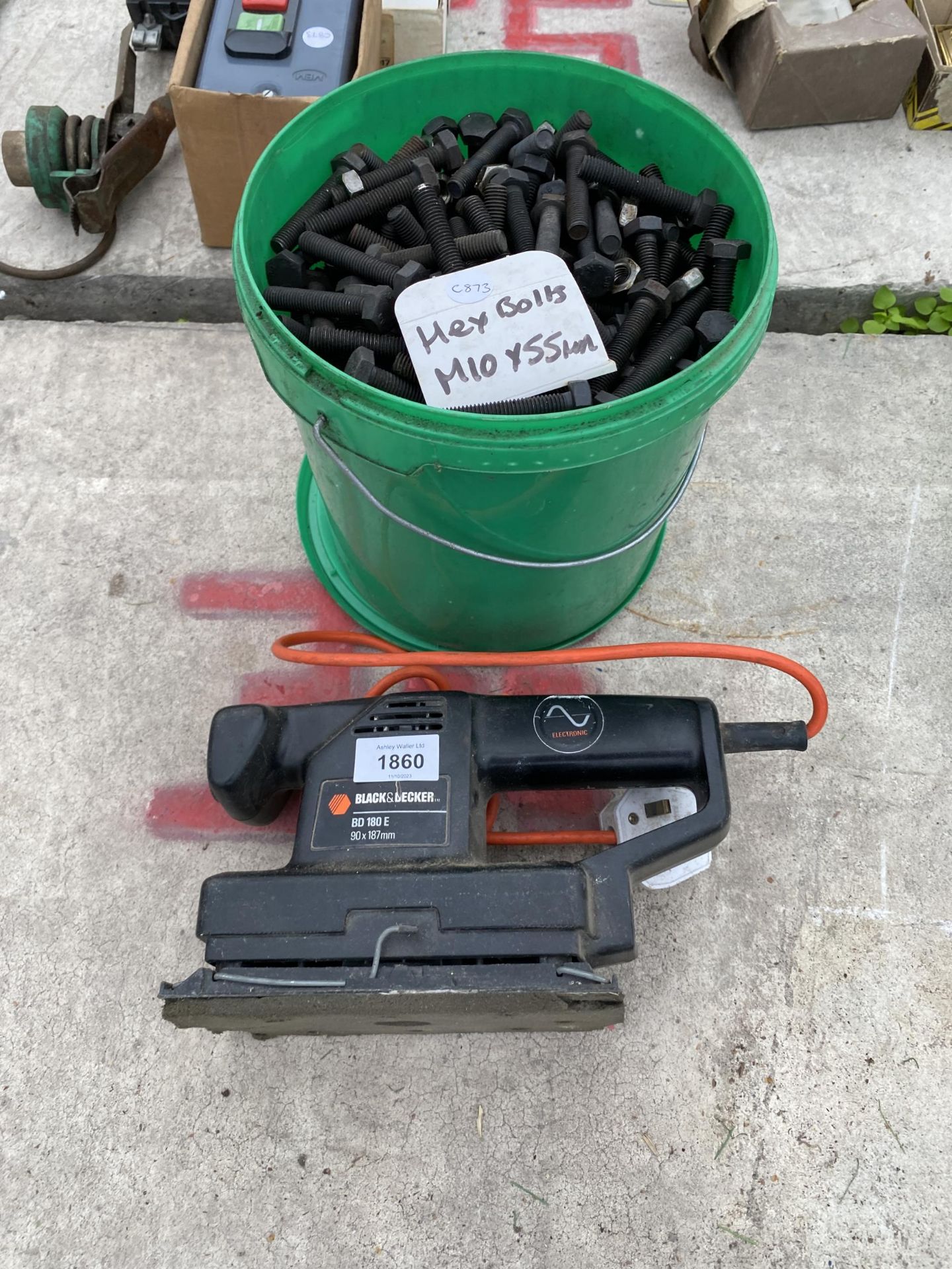 AN ELECTRIC BLACK AND DECKER SANDER AND A LARGE QUANTITY OF HEX BOLTS