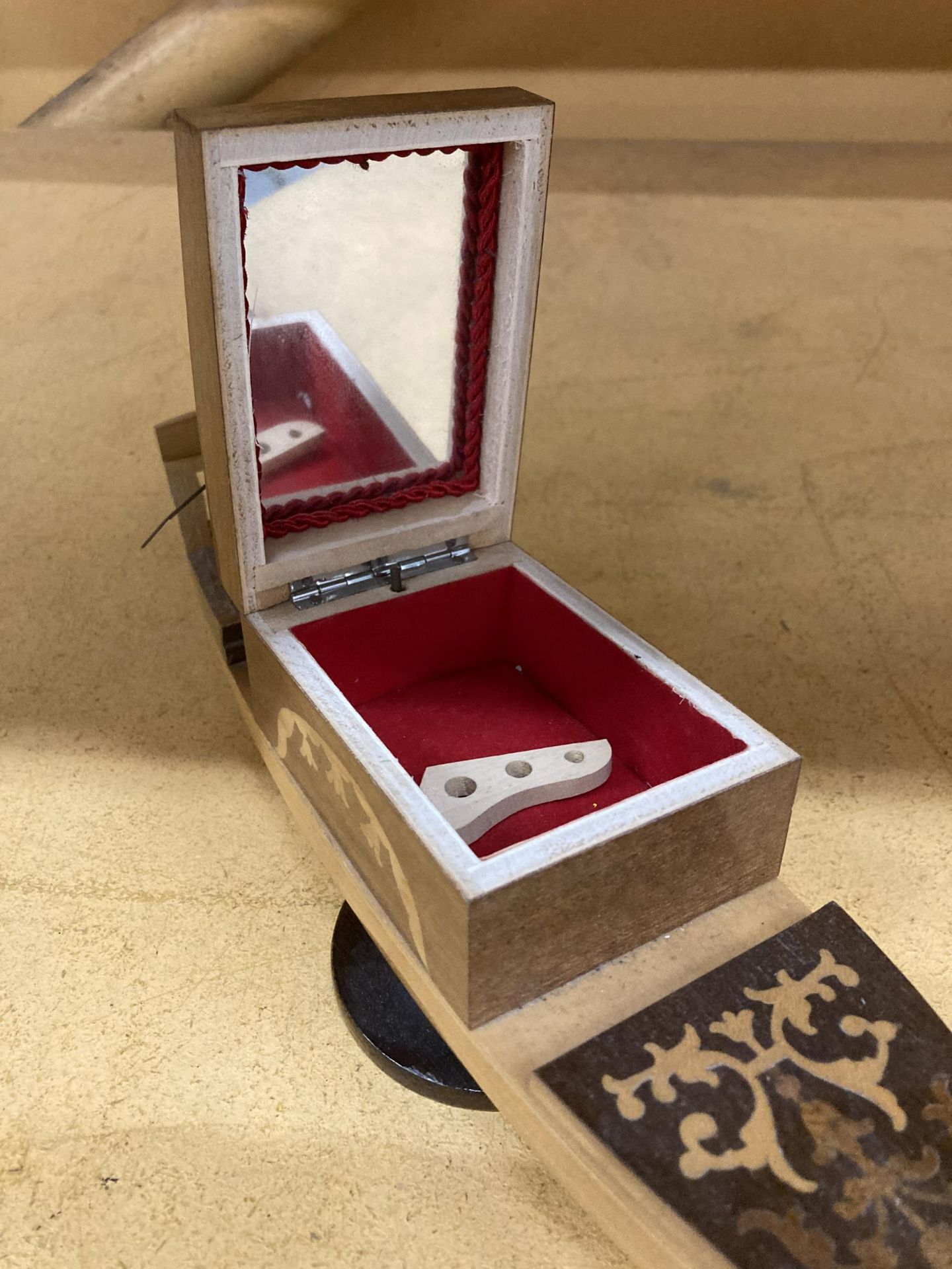 A GONDOLA SHAPED MUSICAL BOX WITH INLAID DECORATION, HEIGHT 10CM, LENGTH 33CM - Bild 4 aus 4