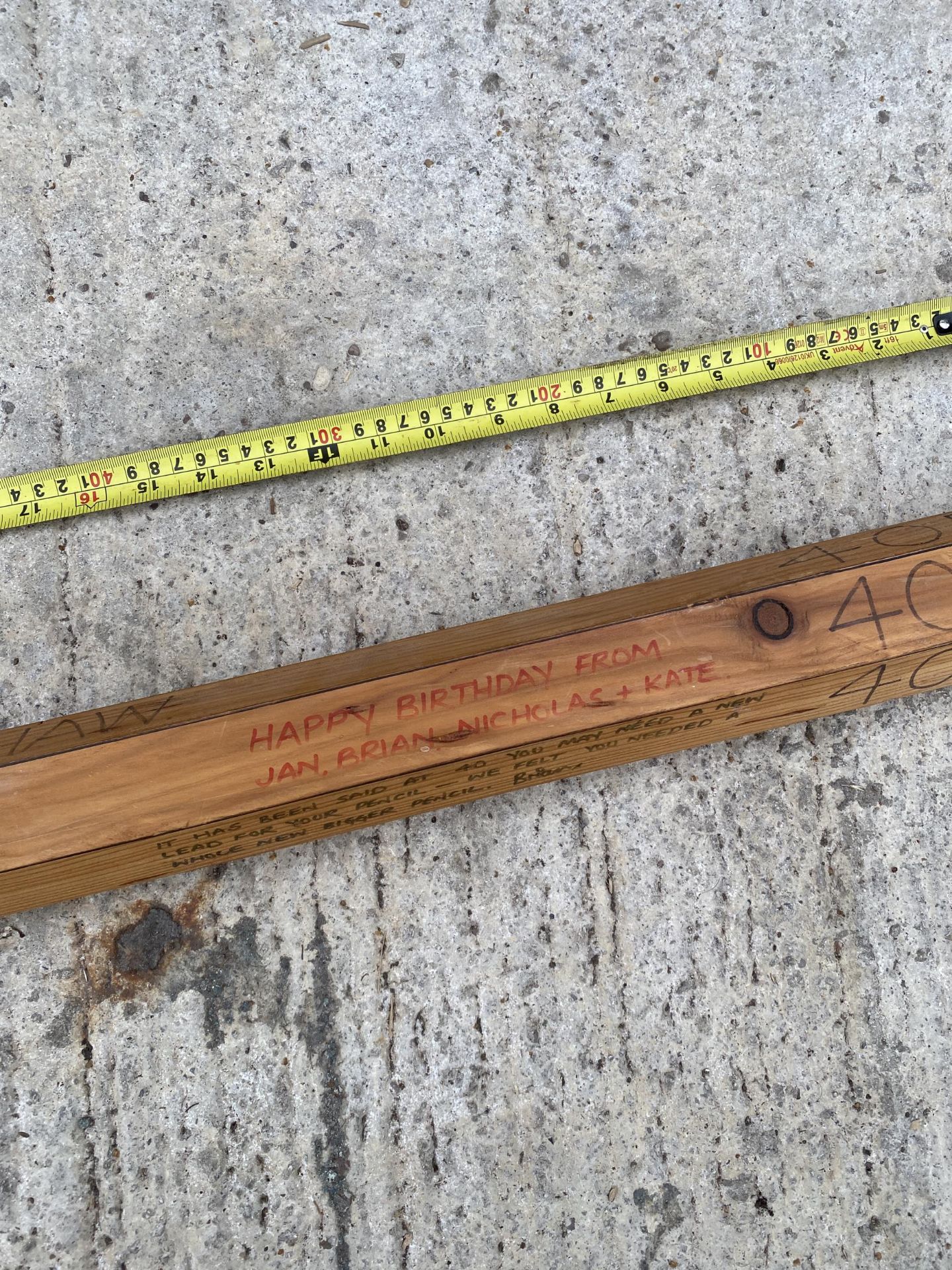 A LARGE DECORATIVE WOODEN DISPLAY PENCIL - Image 5 of 6