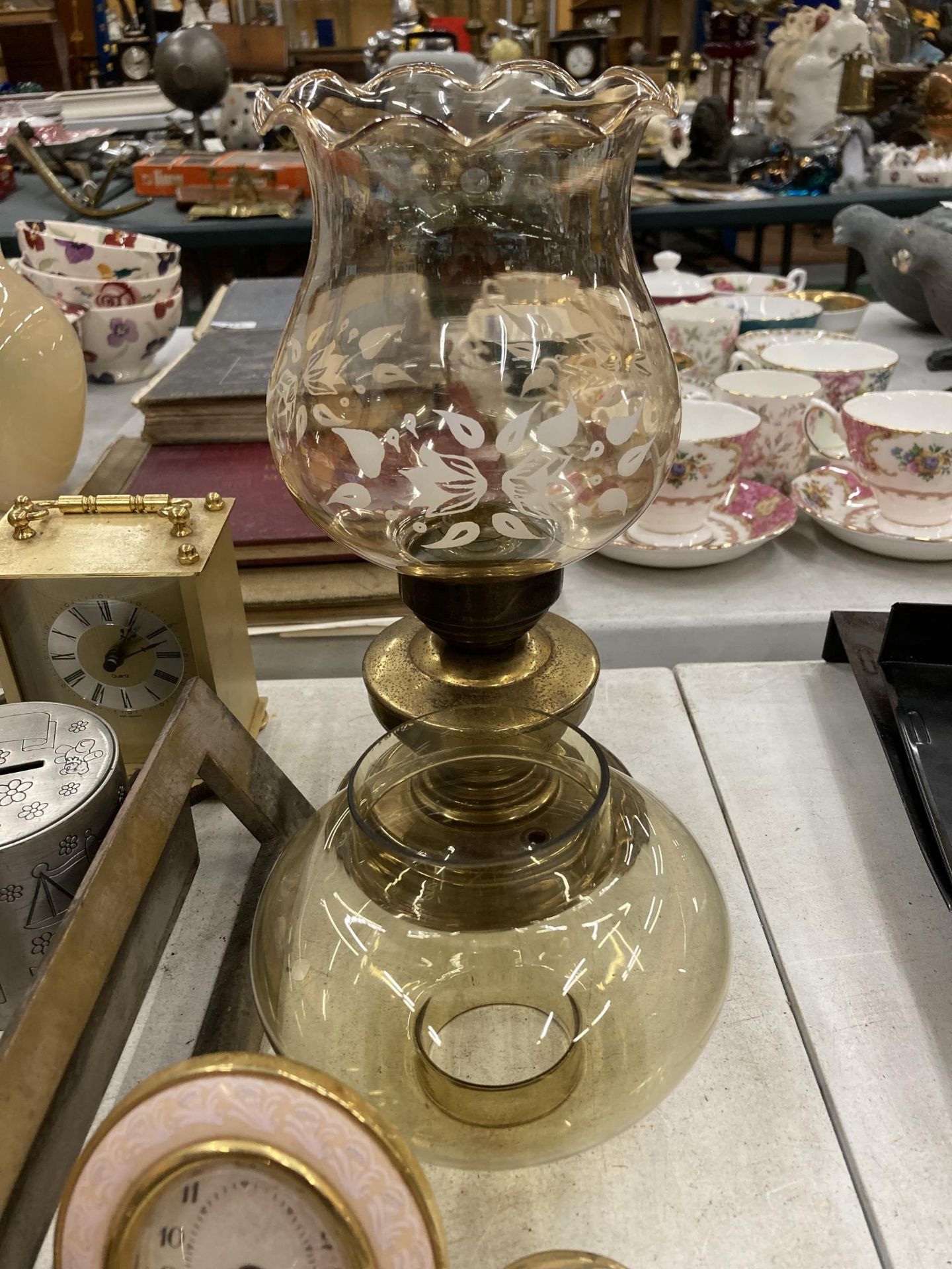 A MIXED LOT TO INCLUDE CLOCKS, AN OIL LAMP, BOWLS, ETC - Image 3 of 6