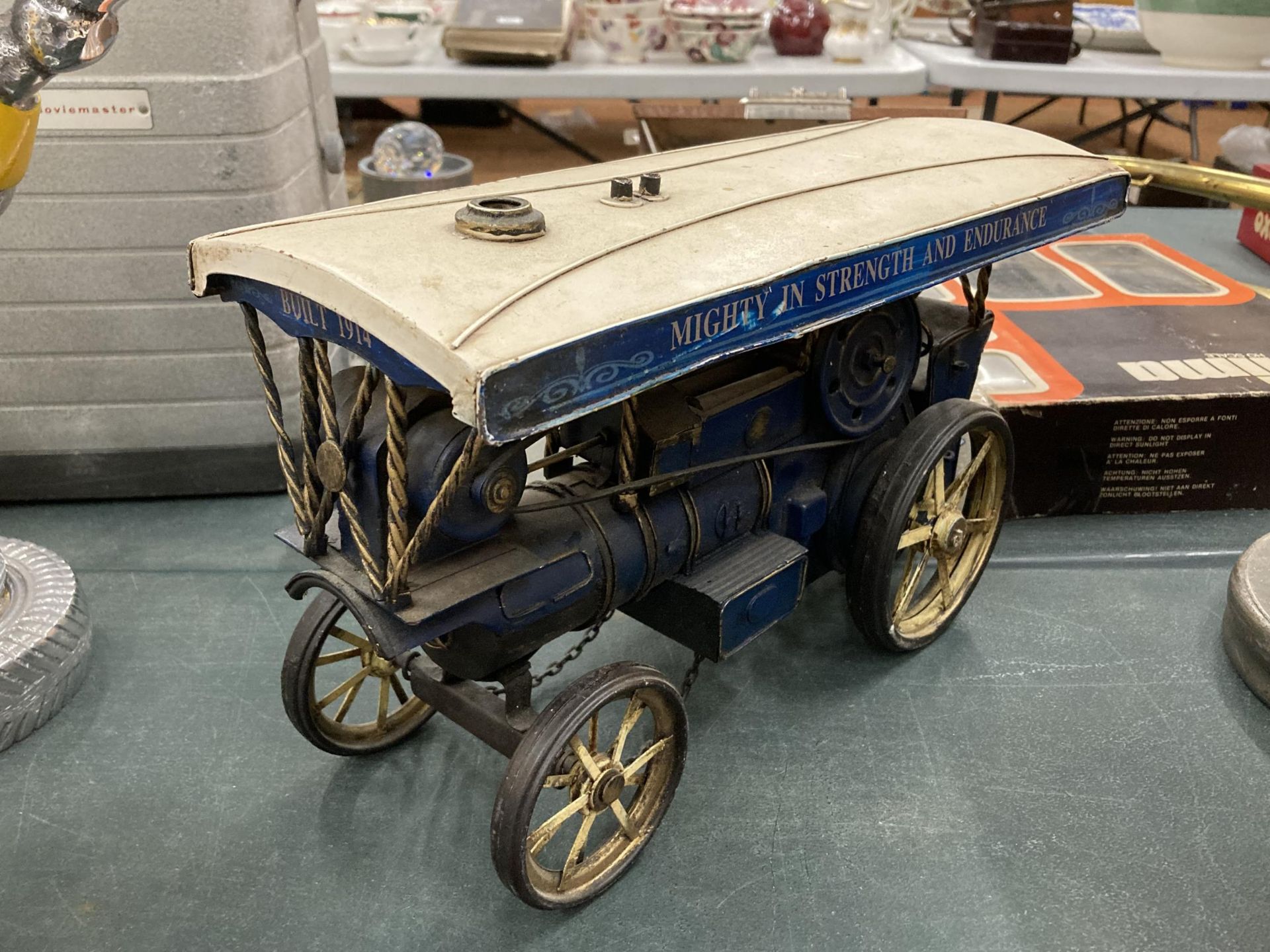 A TIN PLATE 1914 MODEL OF A STEAM TRACTION ENGINE, HEIGHT 17CM, LENGTH 31CM - Bild 2 aus 3