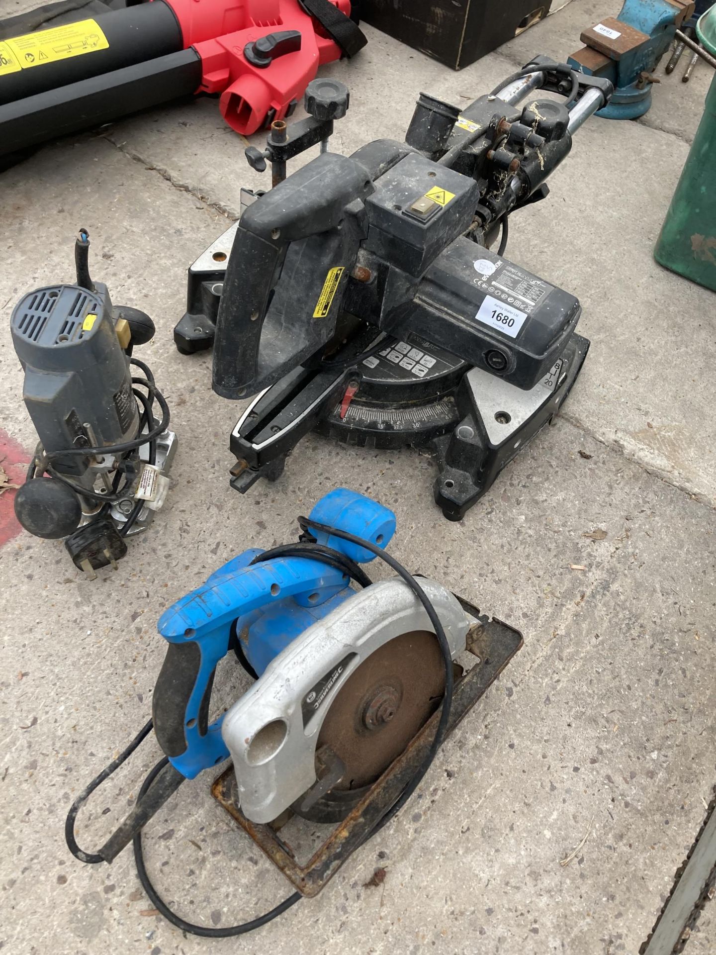 AN ASSORTMENT OF POWER TOOLS TO INCLUDE AN EVOLUTION COMPOUND MITRE SAW AND A ROUTRE ETC