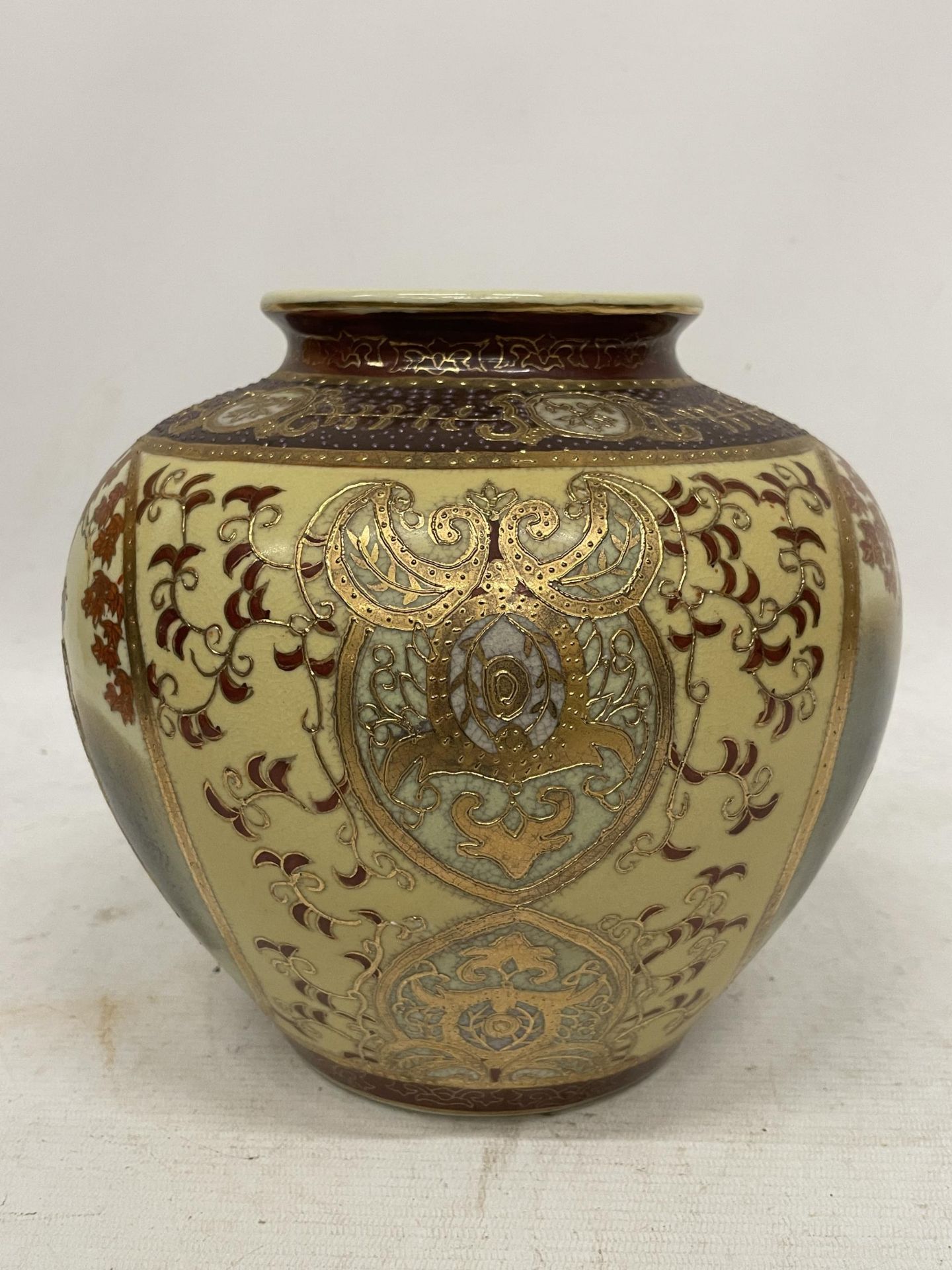 A VINTAGE JAPANESE SATSUMA POTTERY VASE WITH FIGURAL DESIGN - Image 2 of 4