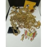 A LARGE QUANTITY OF YELLOW METAL JEWELLERY