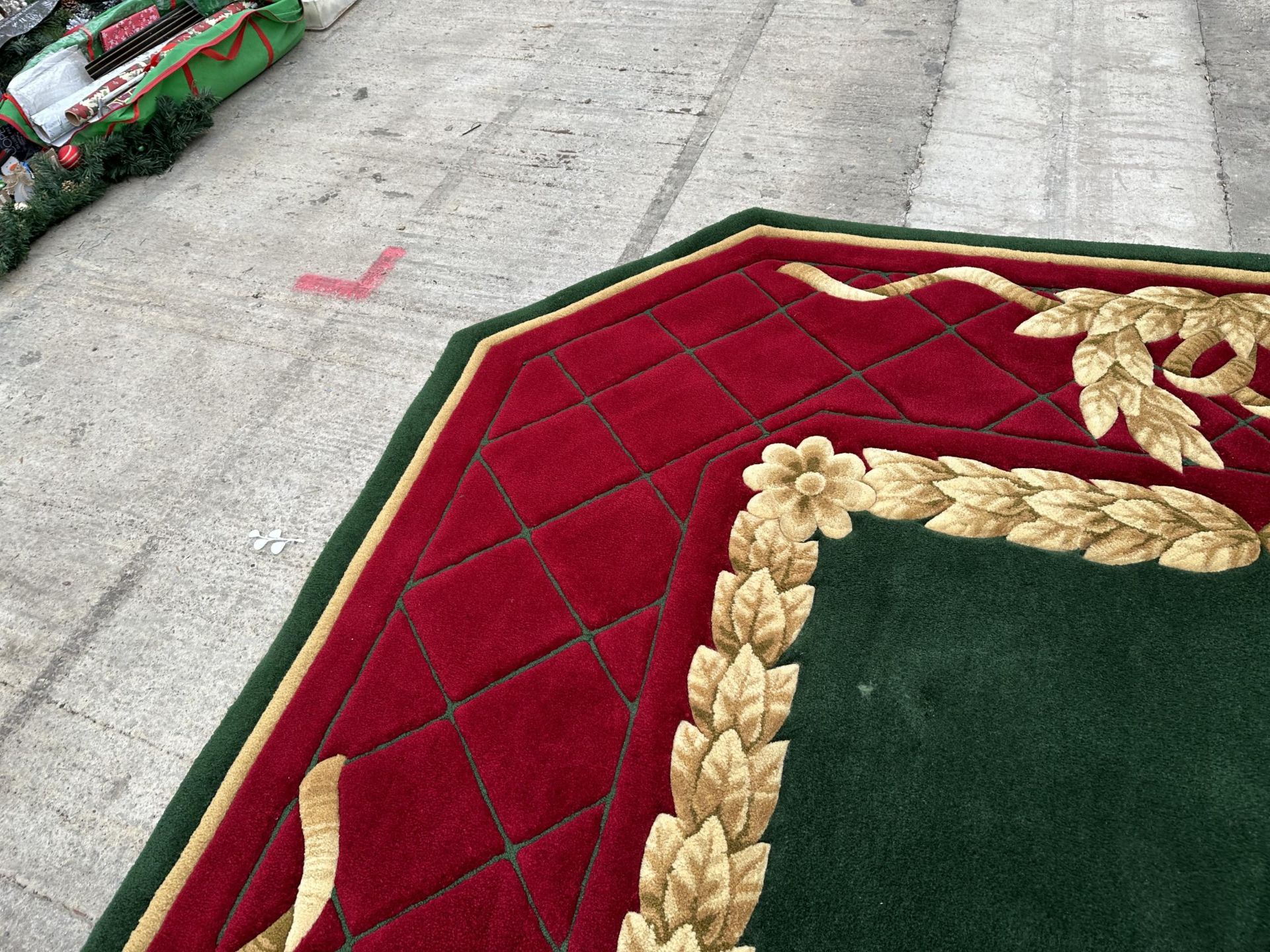 A LARGE OCTAGONAL GREEN, RED AND GOLD 200 OUNCE PURE WOOL RUG, - 423 CM X 271 CM (COST £5000 FROM - Bild 7 aus 10