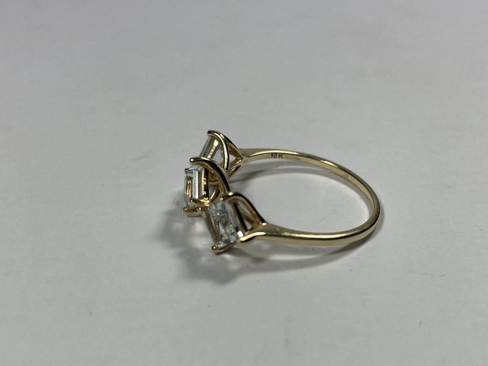 A 10 CARAT GOLD RING WITH THREE IN LINE DIAMOND SHAPED STONES SIZE S - Image 3 of 3
