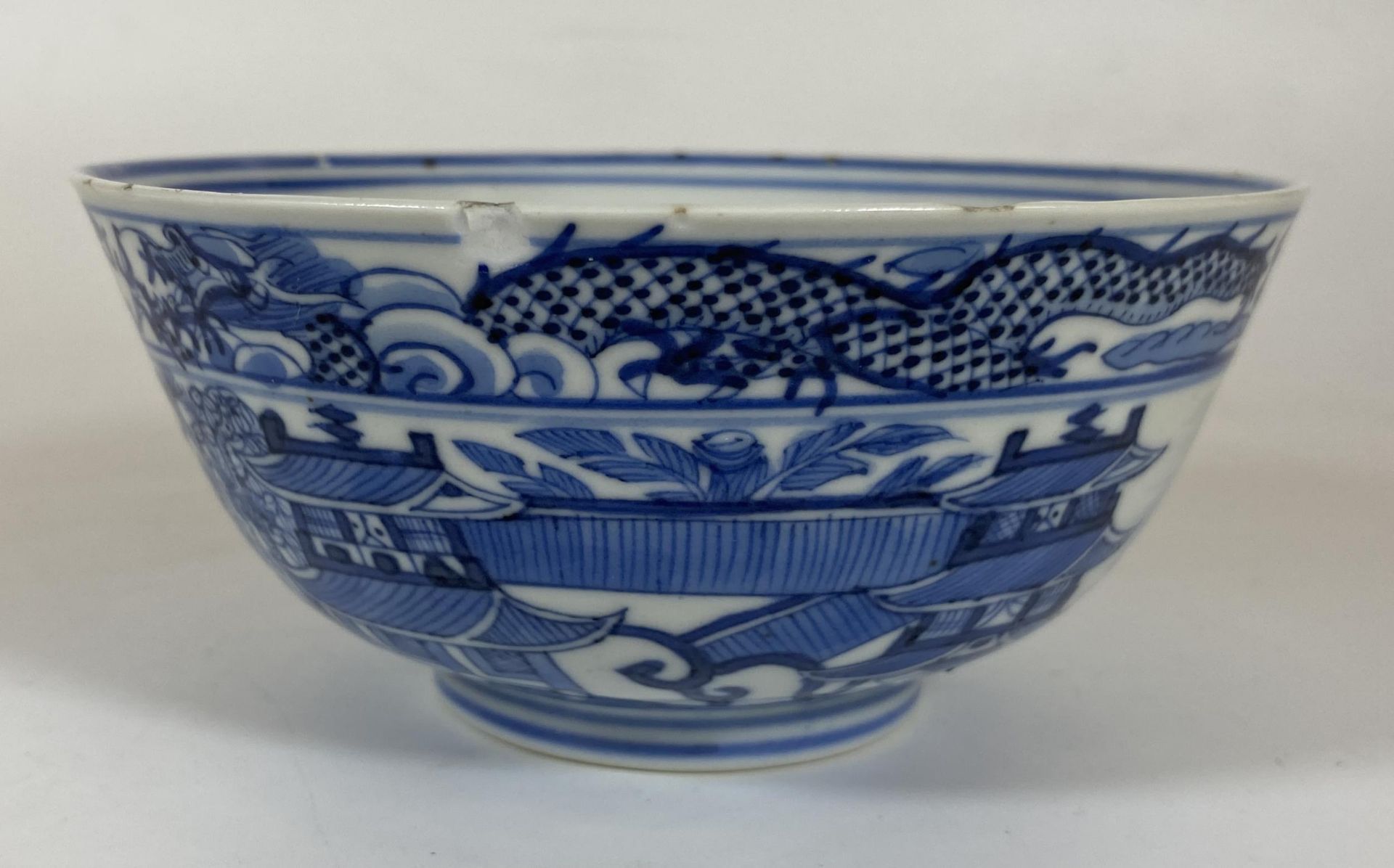 A LATE 19TH CENTURY CHINESE KANGXI REVIVAL BLUE AND WHITE PORCELAIN BOWL WITH DRAGON IN THE CLOUDS