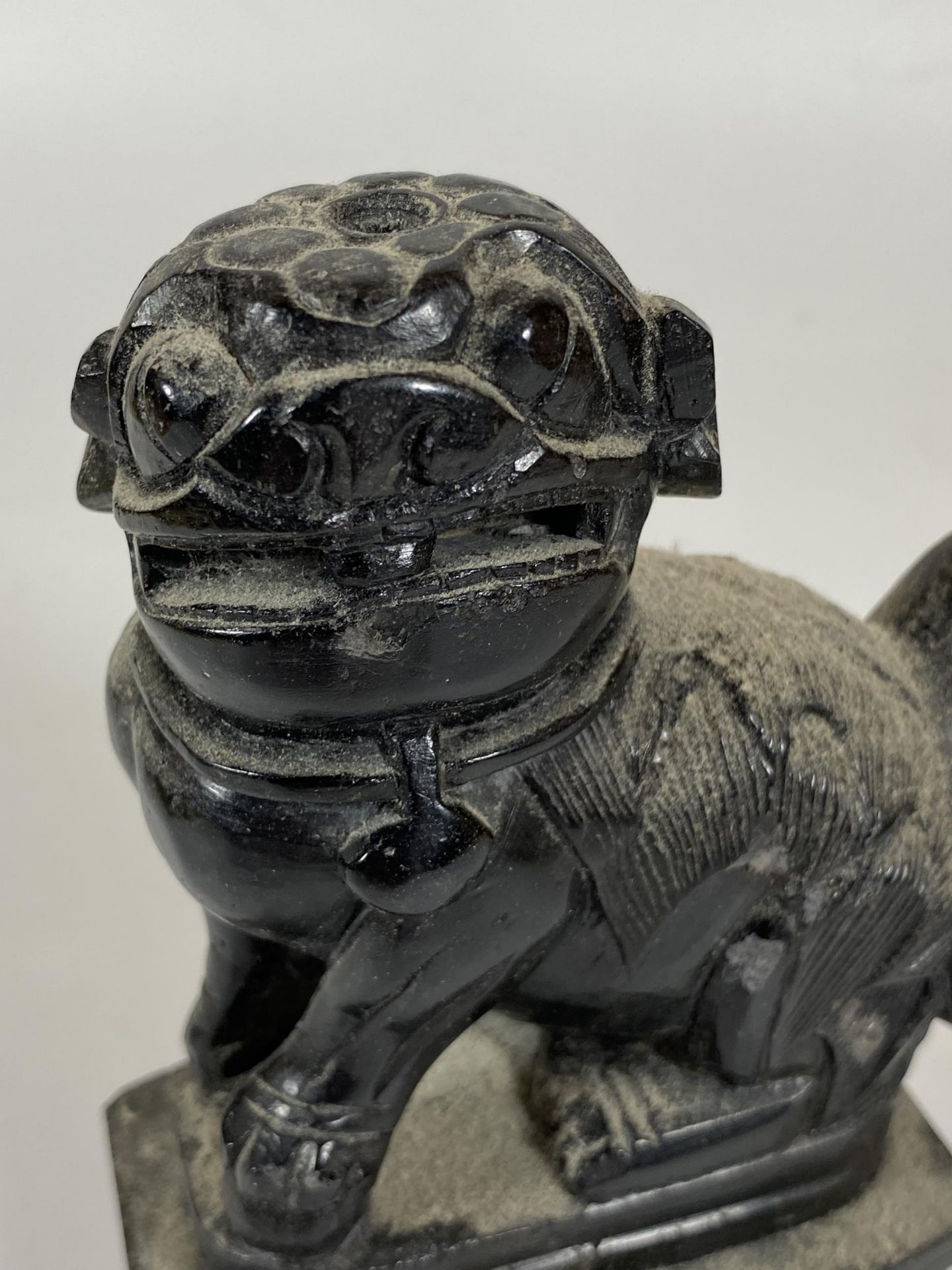 A CHINESE STONE MARBLE EFFECT MODEL OF A FOO DOG ON BASE, HEIGHT 14.5CM - Image 2 of 5