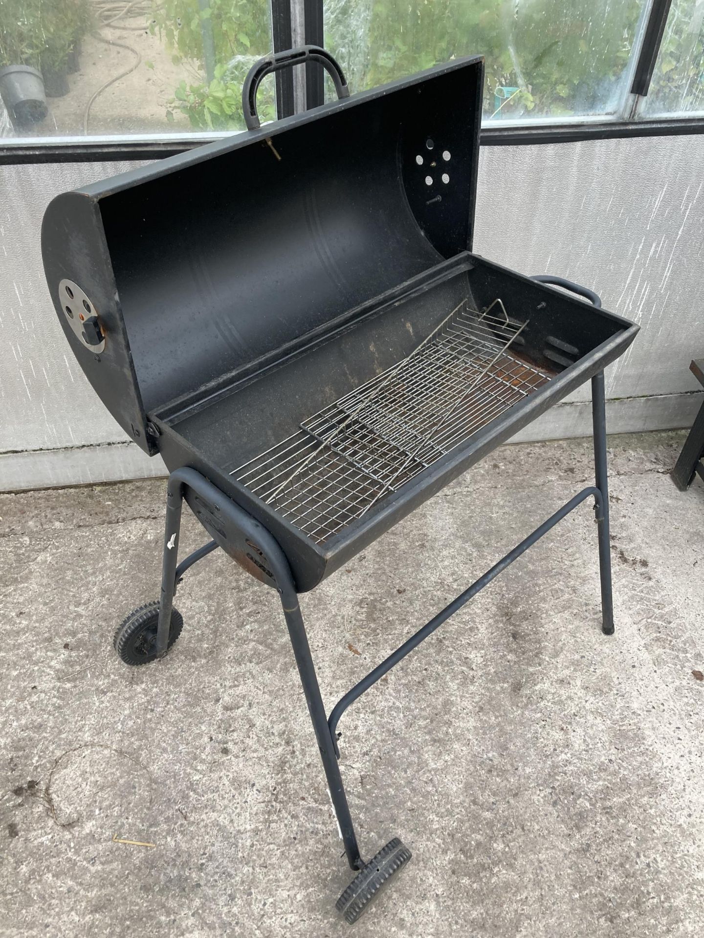 A SMALL METAL CHARCOAL BBQ - Image 2 of 3
