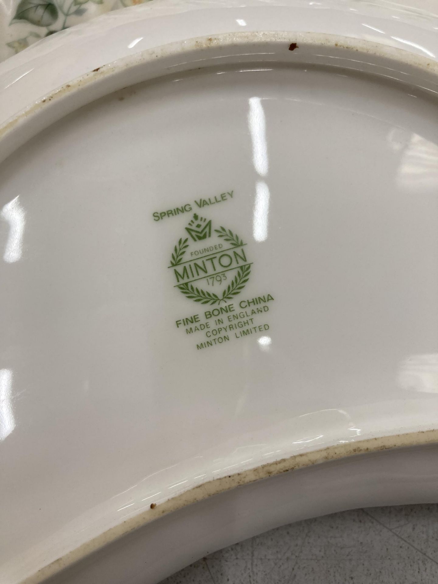 A VERY LARGE QUANTITY OF MINTON 'SPRING VALLEY' DINNERWARE TO INCLUDE VARIOUS SIZES OF PLATES, - Image 6 of 6