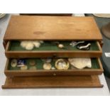 A WOODEN THREE DRAWER CHEST INCLUDING CONTENTS OF COSTUME JEWELLERY, BADGES, THREEPENNY BITS, ETC