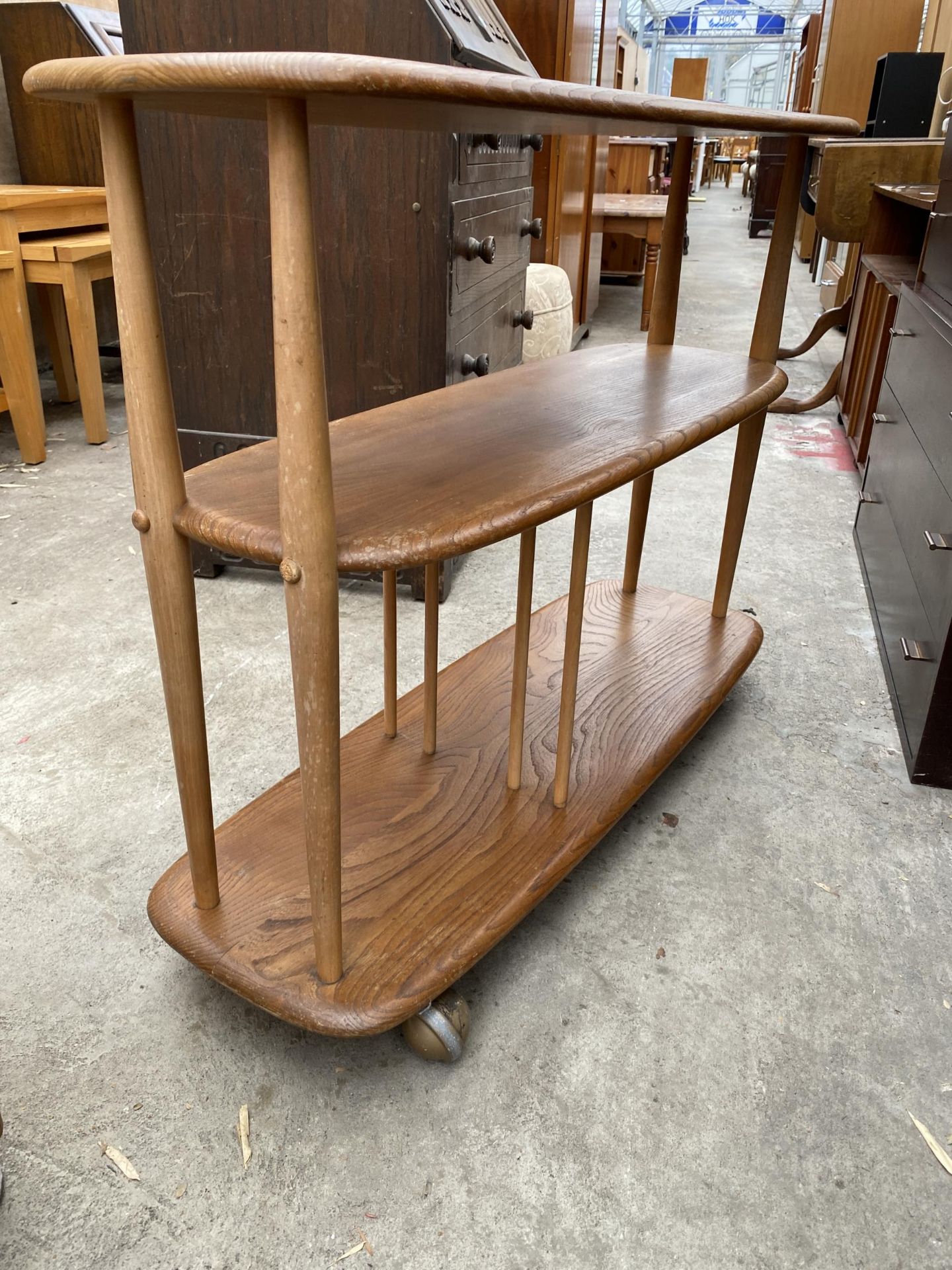 AN ELM AND BEECH ERCOL THREE TIER GIRAFFE BOOKCASE SHELF, 36 X 12", ON CASTERS - Image 2 of 2