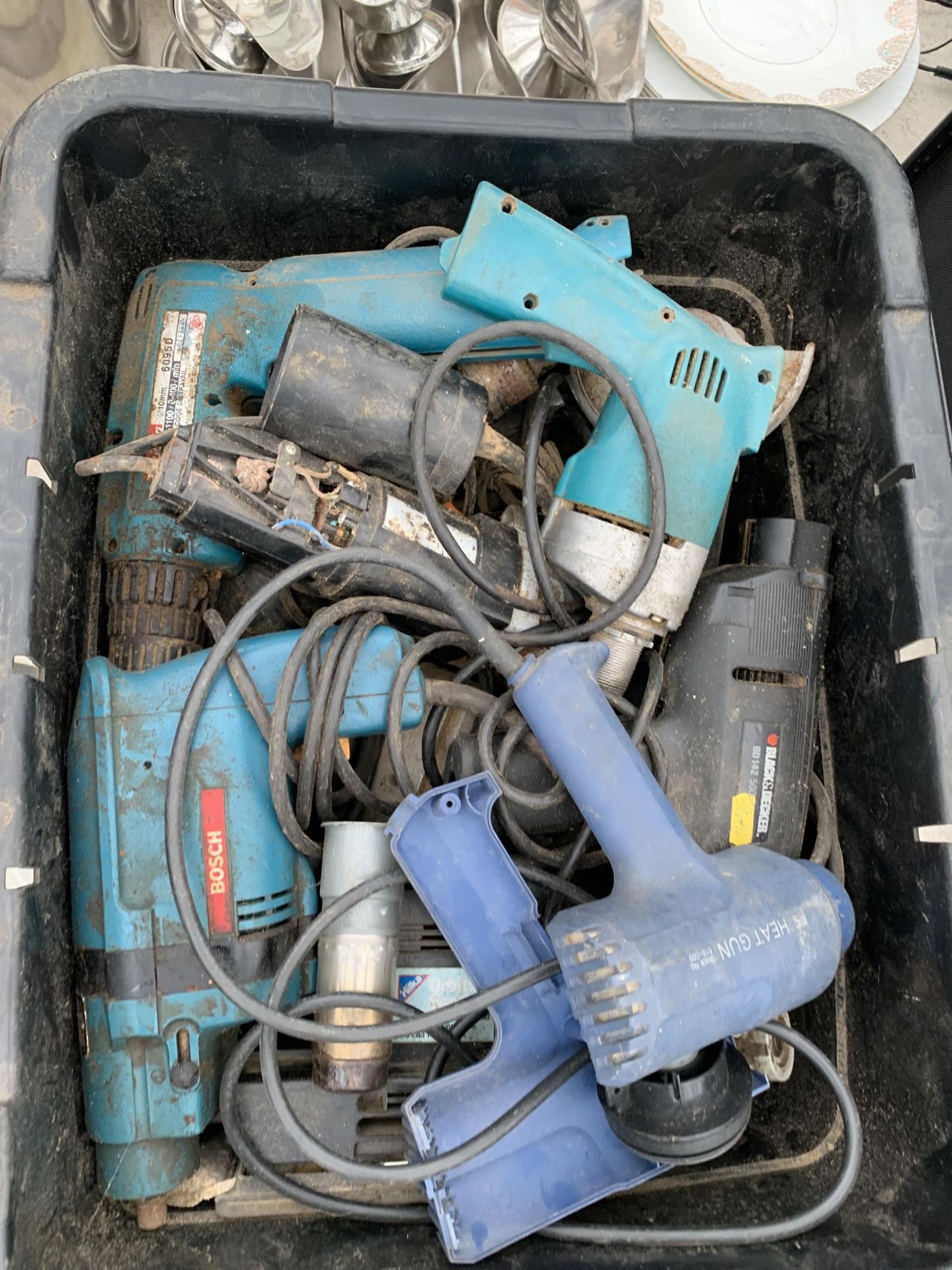 AN ASSORTMENT OF POWER TOOLS TO INCLUDE MAKITA, BOSCH AND BLACK AND DECKER ETC - Bild 2 aus 2